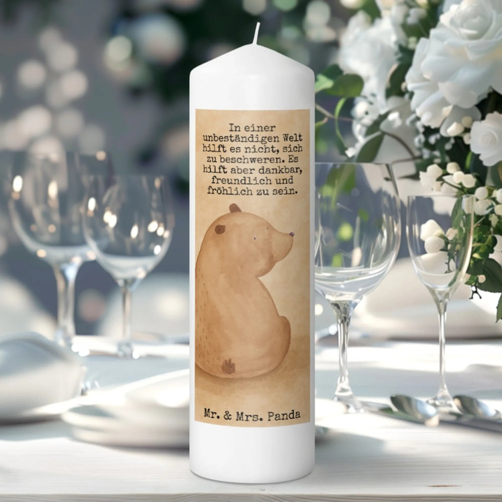 Kerze Bär Schulterblick Design Kerze Mit Prägung, Handgemachte Kerze, Outdoor-Kerze, Metall-Kerze, Bio-Kerze, Sojawachskerze, Dinnerkerze, Glas-Kerze, Tischkerze, Grablicht, Tafelkerze, Kerze Mit Duft, Stumpenkerzen-Set, Gedenkkerze, Kerze Für Weihnachten, Fair-Trade-Kerze, Blockkerze, Kerze Für Taufe, Stabkerze, Kerze Mit Fotoeinleger, Trauerkerze, Kerze Mit Namensgravur, Kerze Als Gastgeschenk, Kerze Für Geburtstag, Kerze Für Advent, Kerze Für Ostern, Teelicht, Stearin­kerze, Stumpenkerze, Laternenkerze, Kerze, Andachtskerze, Votivkerze, Gartenkerze, Kerze Ohne Duft, Streukerze, Handgegossene Kerze, Kerze Mit Gravur, Kerze Mit Spruch, Dinnerkerzenpaar, Kerze Für Hochzeit, Grabkerze, Kerze Für Firmung, Duftkerze, Kerze Mit Motiv, Kerze Für Kommunion, Bär, Teddy, Teddybär, Weltansicht, Selbstachtung, Bären, Bärenliebe, Motivation, Weisheit