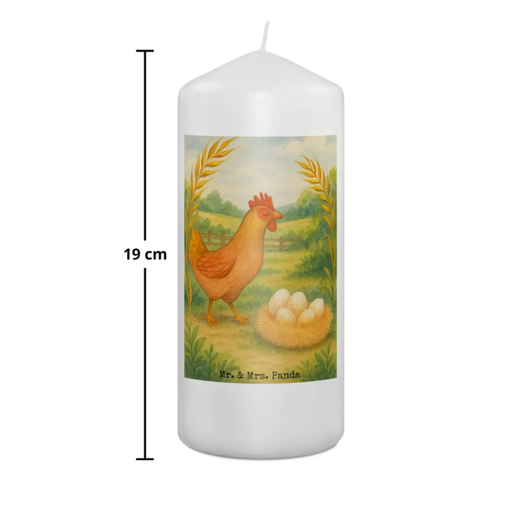 Kerze Huhn Stolz Design Bio-Kerze, Kerze Als Gastgeschenk, Kerze Mit Spruch, Kerze Mit Prägung, Kerze Für Advent, Fair-Trade-Kerze, Kerze Mit Fotoeinleger, Kerze, Andachtskerze, Blockkerze, Grablicht, Stumpenkerze, Kerze Mit Gravur, Stumpenkerzen-Set, Sojawachskerze, Kerze Mit Namensgravur, Streukerze, Stabkerze, Kerze Für Weihnachten, Handgemachte Kerze, Metall-Kerze, Kerze Ohne Duft, Gedenkkerze, Glas-Kerze, Stearin­kerze, Kerze Für Kommunion, Laternenkerze, Tafelkerze, Duftkerze, Outdoor-Kerze, Teelicht, Dinnerkerze, Kerze Für Geburtstag, Votivkerze, Tischkerze, Handgegossene Kerze, Gartenkerze, Kerze Für Firmung, Trauerkerze, Grabkerze, Kerze Für Taufe, Kerze Für Hochzeit, Kerze Mit Motiv, Kerze Mit Duft, Dinnerkerzenpaar, Kerze Für Ostern, Bauernhof, Hoftiere, Landwirt, Landwirtin, Geburt, Hühner, Schwangerschaft, Henne, Hahn, Motivation, Magie, Hof, Landleben, Eier, Spruch