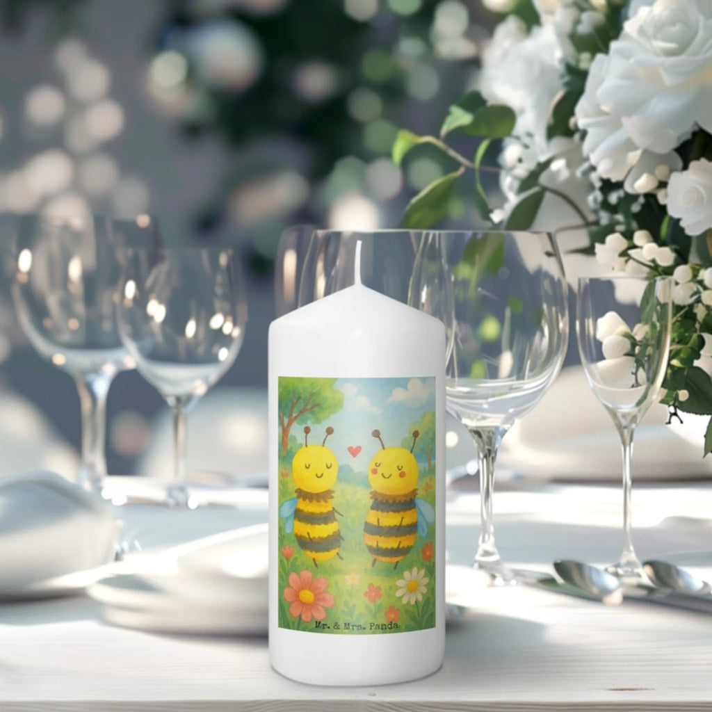 Kerze Biene Verliebt Design Kerze Für Geburtstag, Kerze Für Taufe, Kerze Mit Gravur, Kerze, Dinnerkerze, Handgegossene Kerze, Grablicht, Tischkerze, Fair-Trade-Kerze, Votivkerze, Stearin­kerze, Sojawachskerze, Metall-Kerze, Streukerze, Stumpenkerze, Gedenkkerze, Stumpenkerzen-Set, Bio-Kerze, Kerze Für Firmung, Duftkerze, Handgemachte Kerze, Kerze Mit Fotoeinleger, Kerze Mit Namensgravur, Teelicht, Kerze Für Hochzeit, Kerze Mit Duft, Tafelkerze, Dinnerkerzenpaar, Laternenkerze, Gartenkerze, Outdoor-Kerze, Kerze Ohne Duft, Kerze Für Advent, Andachtskerze, Kerze Für Weihnachten, Kerze Als Gastgeschenk, Trauerkerze, Stabkerze, Kerze Für Kommunion, Kerze Für Ostern, Blockkerze, Kerze Mit Prägung, Glas-Kerze, Kerze Mit Spruch, Grabkerze, Kerze Mit Motiv, Biene, Wespe, Hummel