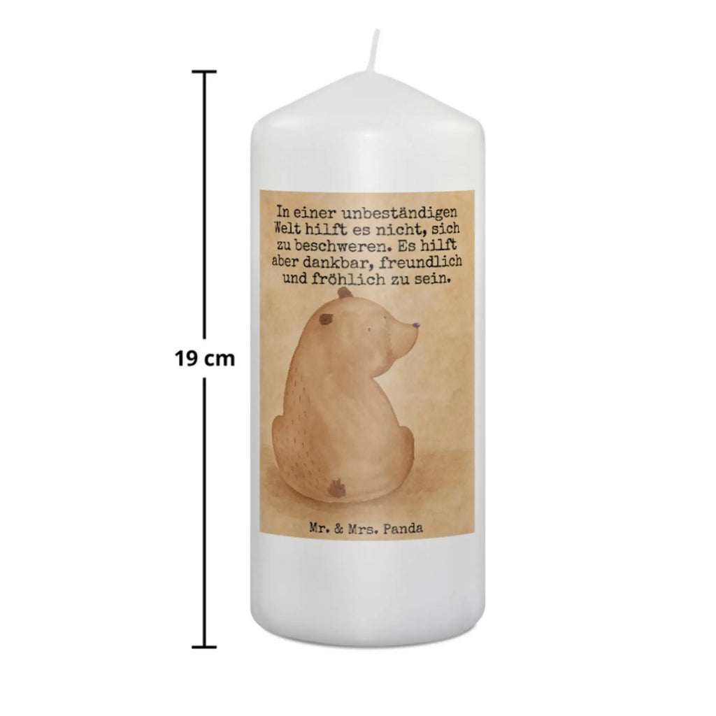 Kerze Bär Schulterblick Design Kerze Mit Prägung, Handgemachte Kerze, Outdoor-Kerze, Metall-Kerze, Bio-Kerze, Sojawachskerze, Dinnerkerze, Glas-Kerze, Tischkerze, Grablicht, Tafelkerze, Kerze Mit Duft, Stumpenkerzen-Set, Gedenkkerze, Kerze Für Weihnachten, Fair-Trade-Kerze, Blockkerze, Kerze Für Taufe, Stabkerze, Kerze Mit Fotoeinleger, Trauerkerze, Kerze Mit Namensgravur, Kerze Als Gastgeschenk, Kerze Für Geburtstag, Kerze Für Advent, Kerze Für Ostern, Teelicht, Stearin­kerze, Stumpenkerze, Laternenkerze, Kerze, Andachtskerze, Votivkerze, Gartenkerze, Kerze Ohne Duft, Streukerze, Handgegossene Kerze, Kerze Mit Gravur, Kerze Mit Spruch, Dinnerkerzenpaar, Kerze Für Hochzeit, Grabkerze, Kerze Für Firmung, Duftkerze, Kerze Mit Motiv, Kerze Für Kommunion, Bär, Teddy, Teddybär, Weltansicht, Selbstachtung, Bären, Bärenliebe, Motivation, Weisheit