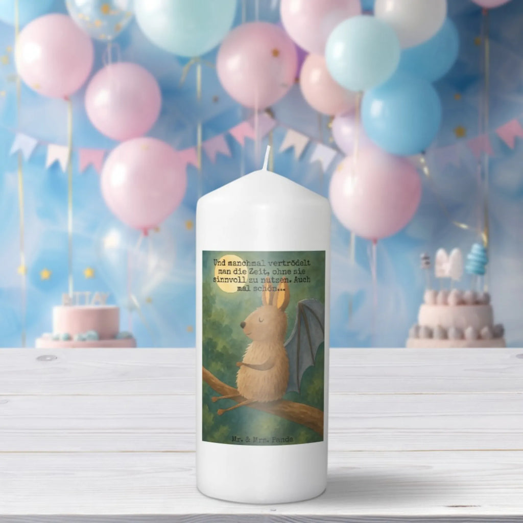 Kerze Fledermaus Sitzen Design Kerze Für Taufe, Kerze Mit Namensgravur, Kerze Für Kommunion, Kerze Für Geburtstag, Kerze Für Advent, Grabkerze, Kerze Mit Spruch, Gedenkkerze, Trauerkerze, Andachtskerze, Streukerze, Dinnerkerze, Kerze Für Weihnachten, Kerze, Blockkerze, Kerze Mit Fotoeinleger, Tischkerze, Tafelkerze, Handgemachte Kerze, Gartenkerze, Kerze Mit Motiv, Bio-Kerze, Metall-Kerze, Kerze Ohne Duft, Kerze Für Hochzeit, Kerze Als Gastgeschenk, Kerze Mit Duft, Stumpenkerze, Dinnerkerzenpaar, Kerze Für Ostern, Kerze Mit Prägung, Laternenkerze, Kerze Für Firmung, Teelicht, Kerze Mit Gravur, Handgegossene Kerze, Outdoor-Kerze, Stabkerze, Votivkerze, Duftkerze, Fair-Trade-Kerze, Stearin­kerze, Glas-Kerze, Sojawachskerze, Stumpenkerzen-Set, Grablicht, Tiermotive, Gute Laune, lustige Sprüche, Tiere, Fledermäuse, entspannen, Motivation, Fledermaus