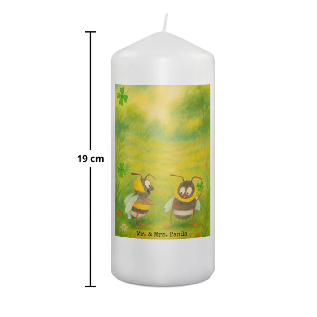 Kerze Hummeln Kleeblatt Design Andachtskerze, Teelicht, Streukerze, Kerze Für Taufe, Tafelkerze, Kerze Mit Fotoeinleger, Gartenkerze, Metall-Kerze, Kerze Für Ostern, Kerze Mit Spruch, Stearin­kerze, Kerze Für Weihnachten, Handgegossene Kerze, Dinnerkerzenpaar, Stumpenkerze, Glas-Kerze, Stabkerze, Stumpenkerzen-Set, Trauerkerze, Kerze Für Geburtstag, Handgemachte Kerze, Kerze Mit Gravur, Kerze, Kerze Als Gastgeschenk, Kerze Mit Prägung, Tischkerze, Kerze Für Hochzeit, Kerze Mit Namensgravur, Grabkerze, Laternenkerze, Kerze Mit Motiv, Blockkerze, Bio-Kerze, Outdoor-Kerze, Grablicht, Kerze Ohne Duft, Sojawachskerze, Kerze Für Kommunion, Duftkerze, Gedenkkerze, Kerze Mit Duft, Kerze Für Firmung, Fair-Trade-Kerze, Votivkerze, Dinnerkerze, Kerze Für Advent, Tiermotive, Gute Laune, lustige Sprüche, Tiere, Biene Deko, glücklich sein, Spruch fröhlich, Spruch schön, Spruch positiv, Hummel, Biene, glücklich werden
