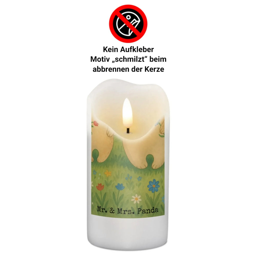 Kerze Bären mit Blumenkranz Design Fair-Trade-Kerze, Gartenkerze, Sojawachskerze, Kerze, Andachtskerze, Dinnerkerzenpaar, Kerze Für Ostern, Dinnerkerze, Votivkerze, Glas-Kerze, Kerze Für Advent, Laternenkerze, Kerze Mit Fotoeinleger, Tafelkerze, Kerze Ohne Duft, Duftkerze, Handgemachte Kerze, Handgegossene Kerze, Stabkerze, Stearin­kerze, Grabkerze, Grablicht, Bio-Kerze, Outdoor-Kerze, Metall-Kerze, Blockkerze, Kerze Mit Motiv, Gedenkkerze, Tischkerze, Kerze Für Taufe, Kerze Als Gastgeschenk, Streukerze, Kerze Mit Gravur, Kerze Mit Namensgravur, Teelicht, Kerze Mit Spruch, Kerze Für Firmung, Kerze Für Geburtstag, Kerze Mit Duft, Stumpenkerzen-Set, Kerze Für Weihnachten, Kerze Für Hochzeit, Stumpenkerze, Kerze Für Kommunion, Trauerkerze, Kerze Mit Prägung, Familie, Vatertag, Muttertag, Bruder, Schwester, Mama, Papa, Oma, Opa, Bären, Kind, Family, Geschenk Mama. Muttertag, Mutti, Mami, beste Mutter, Lieblingsmensch, Töchter, weltbeste Mama, Lieblingsmama, Kinder, Vorbild, Bär, Mutter, Tochter