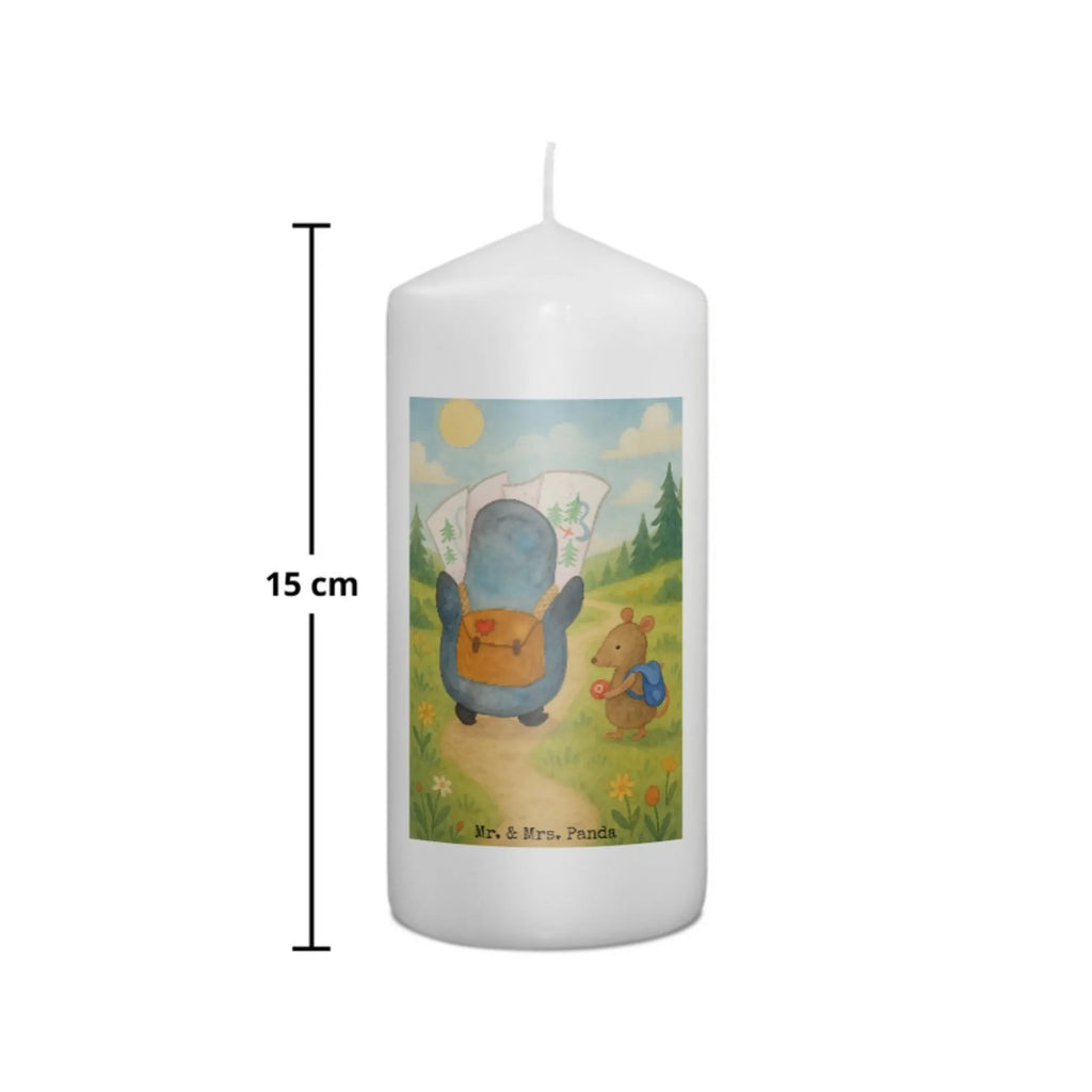 Kerze Pinguin & Maus Wanderer Design Kerze Für Weihnachten, Kerze Mit Namensgravur, Grablicht, Andachtskerze, Kerze Für Ostern, Tafelkerze, Kerze Mit Prägung, Dinnerkerze, Outdoor-Kerze, Kerze Für Geburtstag, Votivkerze, Kerze Für Advent, Teelicht, Duftkerze, Dinnerkerzenpaar, Handgegossene Kerze, Kerze Mit Motiv, Gartenkerze, Stumpenkerzen-Set, Kerze Mit Fotoeinleger, Kerze Für Kommunion, Kerze Mit Spruch, Laternenkerze, Glas-Kerze, Handgemachte Kerze, Gedenkkerze, Kerze Für Firmung, Kerze Für Taufe, Kerze Mit Duft, Kerze Ohne Duft, Bio-Kerze, Trauerkerze, Kerze Mit Gravur, Fair-Trade-Kerze, Stearin­kerze, Stabkerze, Kerze Für Hochzeit, Blockkerze, Stumpenkerze, Sojawachskerze, Streukerze, Metall-Kerze, Kerze, Kerze Als Gastgeschenk, Tischkerze, Grabkerze, Pinguin, Abenteuer, Ausflug, Abenteurer, Wanderlust, wandern, Roadtrip, Pinguine