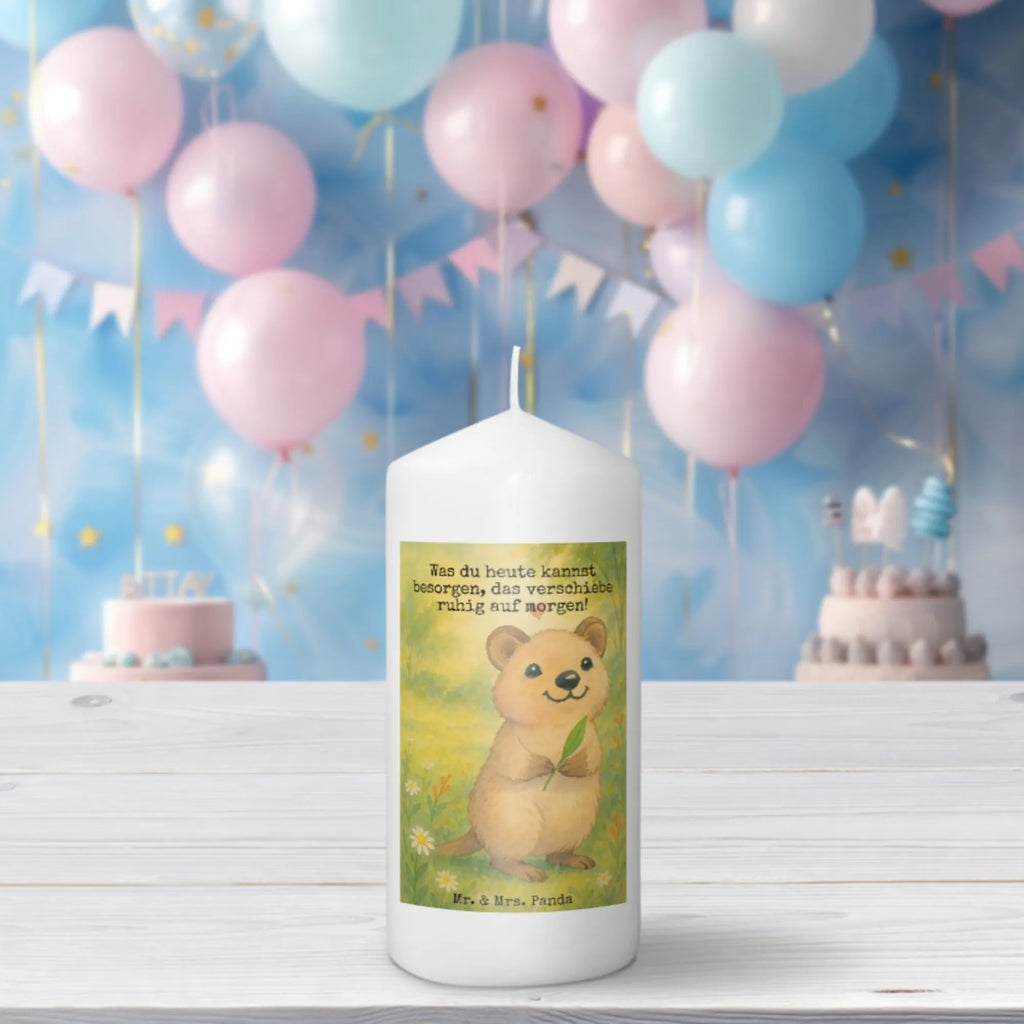 Kerze Quokka Happy Design Kerze Für Hochzeit, Bio-Kerze, Glas-Kerze, Kerze Mit Motiv, Sojawachskerze, Stabkerze, Gartenkerze, Grabkerze, Outdoor-Kerze, Gedenkkerze, Kerze Mit Fotoeinleger, Kerze Für Ostern, Stumpenkerzen-Set, Kerze Mit Prägung, Teelicht, Tafelkerze, Duftkerze, Kerze Mit Gravur, Kerze, Tischkerze, Kerze Für Weihnachten, Laternenkerze, Streukerze, Metall-Kerze, Kerze Ohne Duft, Kerze Für Firmung, Kerze Mit Namensgravur, Votivkerze, Stearin­kerze, Kerze Als Gastgeschenk, Fair-Trade-Kerze, Kerze Für Advent, Dinnerkerzenpaar, Stumpenkerze, Kerze Für Kommunion, Kerze Für Taufe, Dinnerkerze, Kerze Für Geburtstag, Kerze Mit Duft, Handgegossene Kerze, Andachtskerze, Trauerkerze, Grablicht, Blockkerze, Handgemachte Kerze, Kerze Mit Spruch, Tiermotive, Gute Laune, lustige Sprüche, Tiere, Lustiger Spruch, Dinge erledigen, Quokka, Verschieben, Aufschieberitis, Niedliches Tier