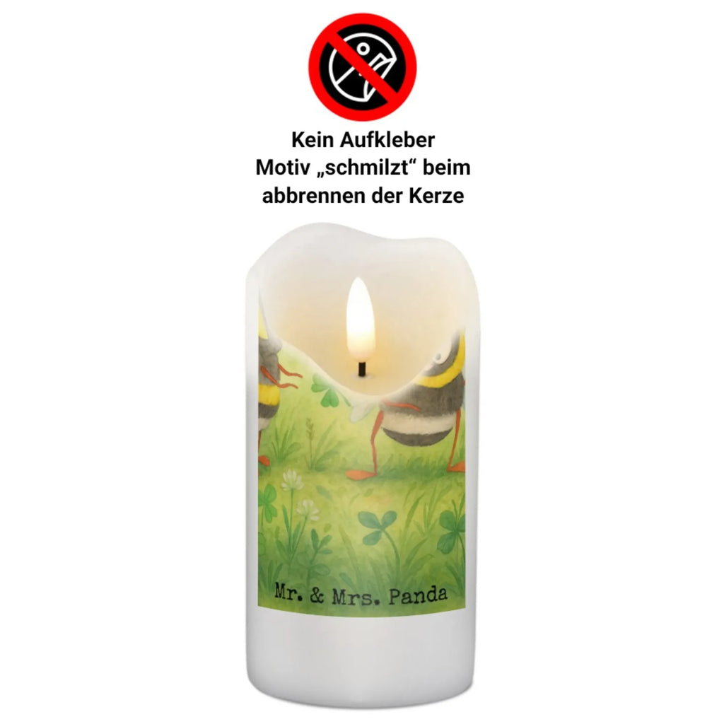 Kerze Hummeln Kleeblatt Design Andachtskerze, Teelicht, Streukerze, Kerze Für Taufe, Tafelkerze, Kerze Mit Fotoeinleger, Gartenkerze, Metall-Kerze, Kerze Für Ostern, Kerze Mit Spruch, Stearin­kerze, Kerze Für Weihnachten, Handgegossene Kerze, Dinnerkerzenpaar, Stumpenkerze, Glas-Kerze, Stabkerze, Stumpenkerzen-Set, Trauerkerze, Kerze Für Geburtstag, Handgemachte Kerze, Kerze Mit Gravur, Kerze, Kerze Als Gastgeschenk, Kerze Mit Prägung, Tischkerze, Kerze Für Hochzeit, Kerze Mit Namensgravur, Grabkerze, Laternenkerze, Kerze Mit Motiv, Blockkerze, Bio-Kerze, Outdoor-Kerze, Grablicht, Kerze Ohne Duft, Sojawachskerze, Kerze Für Kommunion, Duftkerze, Gedenkkerze, Kerze Mit Duft, Kerze Für Firmung, Fair-Trade-Kerze, Votivkerze, Dinnerkerze, Kerze Für Advent, Tiermotive, Gute Laune, lustige Sprüche, Tiere, Biene Deko, glücklich sein, Spruch fröhlich, Spruch schön, Spruch positiv, Hummel, Biene, glücklich werden