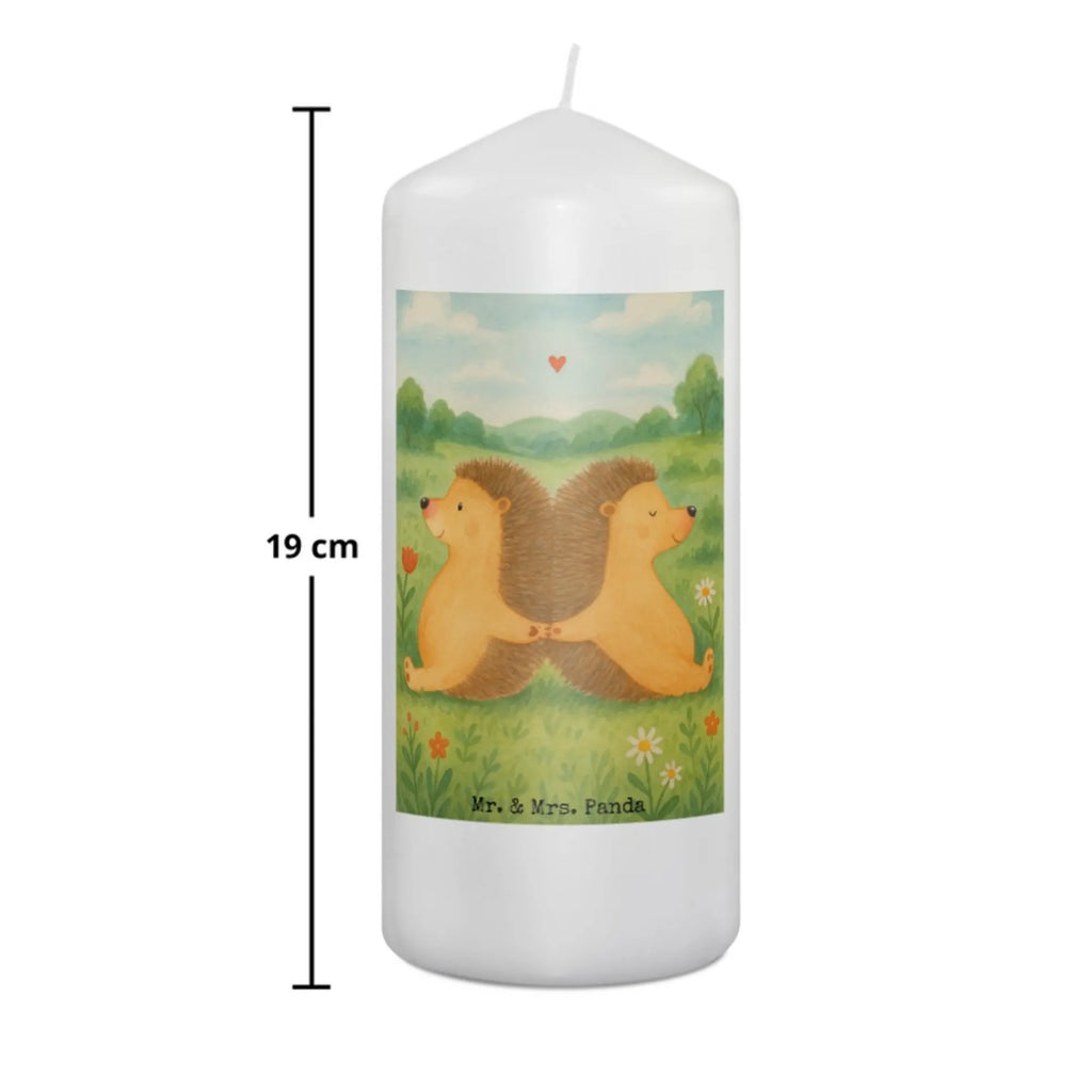 Kerze Igel händchenhaltend Design Kerze Für Weihnachten, Stearin­kerze, Kerze Mit Namensgravur, Metall-Kerze, Kerze Für Ostern, Stabkerze, Streukerze, Kerze Für Kommunion, Outdoor-Kerze, Kerze Ohne Duft, Handgemachte Kerze, Grabkerze, Kerze Mit Fotoeinleger, Gartenkerze, Dinnerkerze, Teelicht, Dinnerkerzenpaar, Kerze Mit Spruch, Andachtskerze, Kerze Mit Motiv, Kerze Für Firmung, Laternenkerze, Grablicht, Stumpenkerzen-Set, Duftkerze, Tafelkerze, Kerze, Kerze Mit Duft, Bio-Kerze, Kerze Für Geburtstag, Trauerkerze, Stumpenkerze, Votivkerze, Handgegossene Kerze, Kerze Als Gastgeschenk, Gedenkkerze, Blockkerze, Kerze Mit Prägung, Sojawachskerze, Tischkerze, Kerze Für Hochzeit, Fair-Trade-Kerze, Kerze Mit Gravur, Glas-Kerze, Kerze Für Taufe, Kerze Für Advent, Liebe, Partner, Freund, Freundin, Ehemann, Ehefrau, Heiraten, Verlobung, Heiratsantrag, Liebesgeschenk, Jahrestag, Hocheitstag, Liebesbeweis, Igel, Lieblingsmensch, Igelliebe, Gemeinsamkeit, Geschenk für zwei, große Liebe, Hand in Hand, Hochzeit, Liebesbotschaft, Love