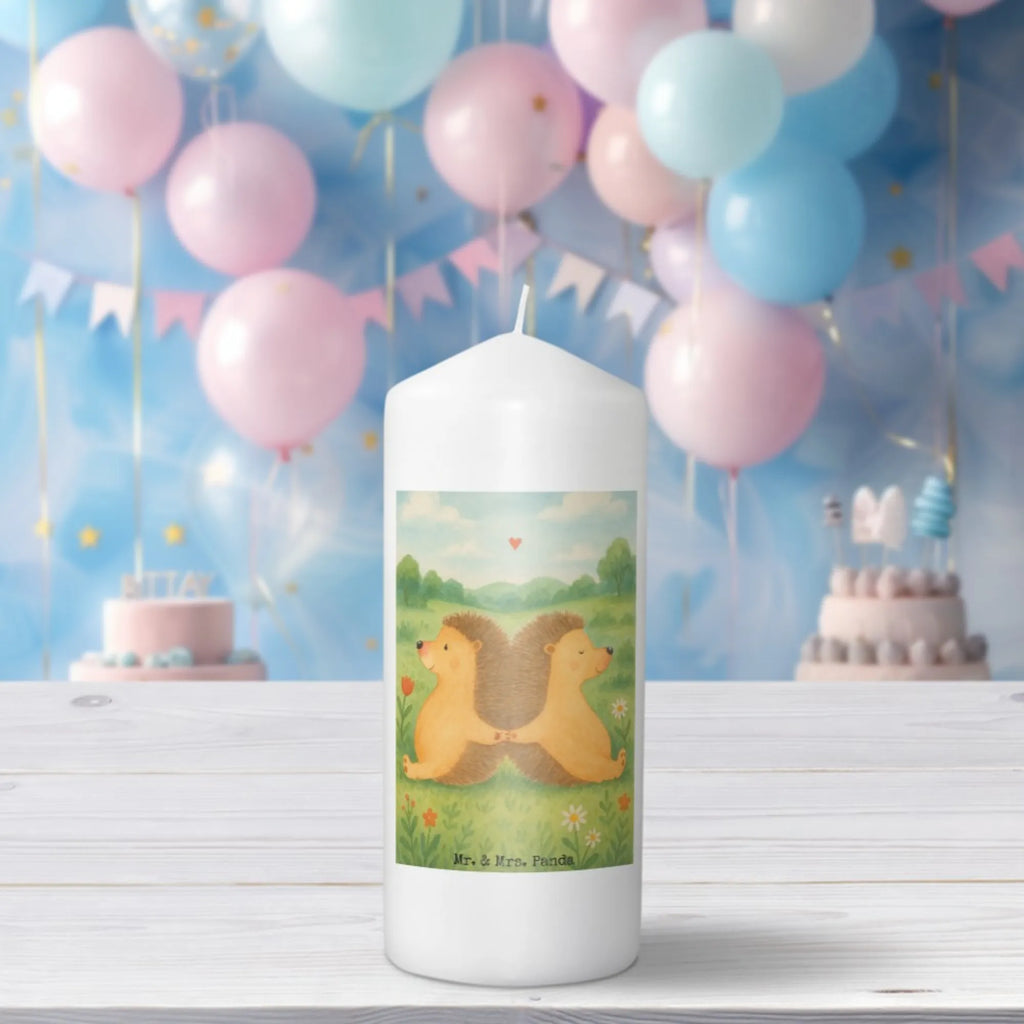 Kerze Igel händchenhaltend Design Kerze Für Weihnachten, Stearin­kerze, Kerze Mit Namensgravur, Metall-Kerze, Kerze Für Ostern, Stabkerze, Streukerze, Kerze Für Kommunion, Outdoor-Kerze, Kerze Ohne Duft, Handgemachte Kerze, Grabkerze, Kerze Mit Fotoeinleger, Gartenkerze, Dinnerkerze, Teelicht, Dinnerkerzenpaar, Kerze Mit Spruch, Andachtskerze, Kerze Mit Motiv, Kerze Für Firmung, Laternenkerze, Grablicht, Stumpenkerzen-Set, Duftkerze, Tafelkerze, Kerze, Kerze Mit Duft, Bio-Kerze, Kerze Für Geburtstag, Trauerkerze, Stumpenkerze, Votivkerze, Handgegossene Kerze, Kerze Als Gastgeschenk, Gedenkkerze, Blockkerze, Kerze Mit Prägung, Sojawachskerze, Tischkerze, Kerze Für Hochzeit, Fair-Trade-Kerze, Kerze Mit Gravur, Glas-Kerze, Kerze Für Taufe, Kerze Für Advent, Liebe, Partner, Freund, Freundin, Ehemann, Ehefrau, Heiraten, Verlobung, Heiratsantrag, Liebesgeschenk, Jahrestag, Hocheitstag, Liebesbeweis, Igel, Lieblingsmensch, Igelliebe, Gemeinsamkeit, Geschenk für zwei, große Liebe, Hand in Hand, Hochzeit, Liebesbotschaft, Love