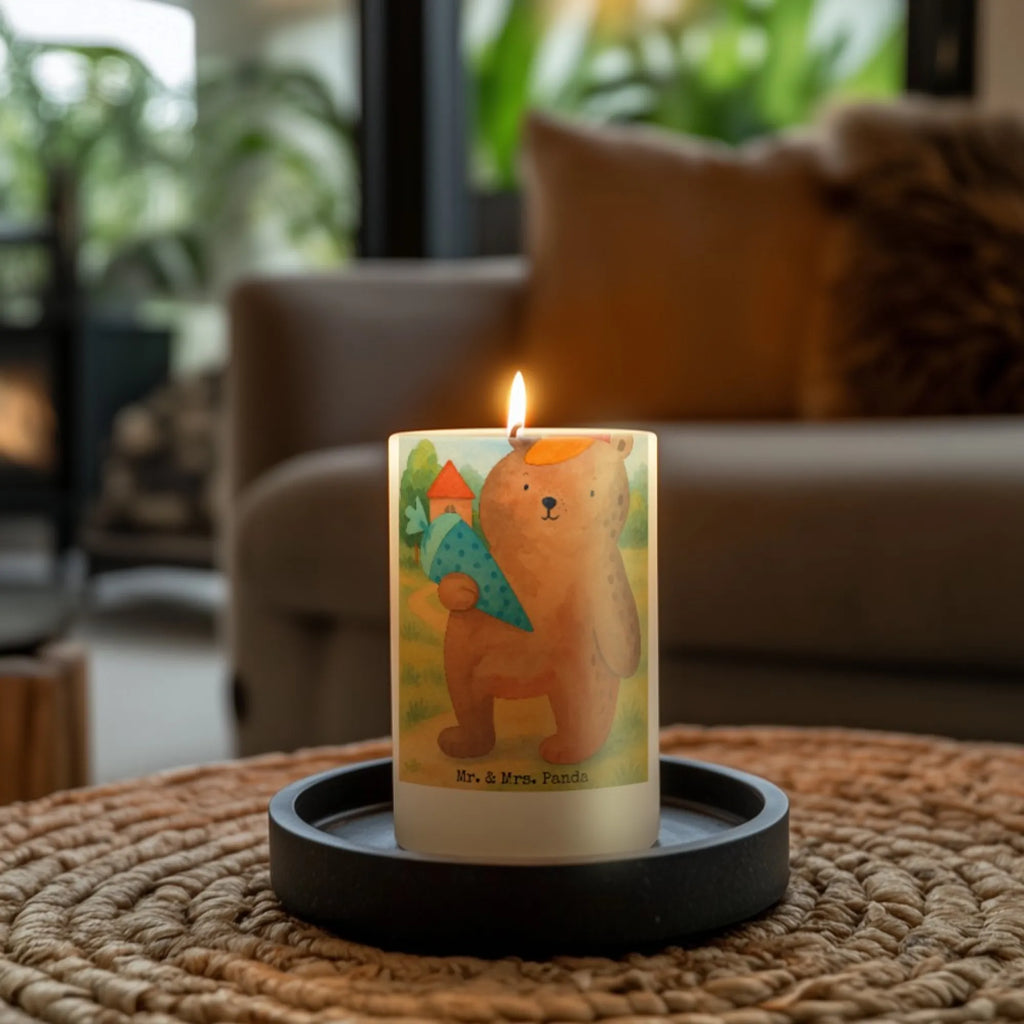Kerze Bär Schultüte Design Handgegossene Kerze, Trauerkerze, Stearin­kerze, Teelicht, Grablicht, Gartenkerze, Tafelkerze, Stumpenkerze, Dinnerkerzenpaar, Kerze Für Weihnachten, Tischkerze, Streukerze, Stabkerze, Kerze Für Ostern, Kerze Mit Duft, Duftkerze, Kerze Als Gastgeschenk, Bio-Kerze, Kerze Ohne Duft, Kerze, Kerze Für Advent, Dinnerkerze, Kerze Mit Gravur, Outdoor-Kerze, Gedenkkerze, Votivkerze, Kerze Für Firmung, Kerze Mit Prägung, Kerze Für Taufe, Metall-Kerze, Kerze Für Kommunion, Kerze Mit Spruch, Sojawachskerze, Glas-Kerze, Stumpenkerzen-Set, Kerze Für Hochzeit, Grabkerze, Andachtskerze, Kerze Mit Motiv, Kerze Für Geburtstag, Kerze Mit Fotoeinleger, Handgemachte Kerze, Blockkerze, Laternenkerze, Kerze Mit Namensgravur, Fair-Trade-Kerze, Bär, Teddy, Teddybär, Bär Motiv, Grundschule, Schultüte, Einschulung Geschenk, Schulbeginn, Erster Schultag Geschenk, Schulanfang, Schule Geschenk