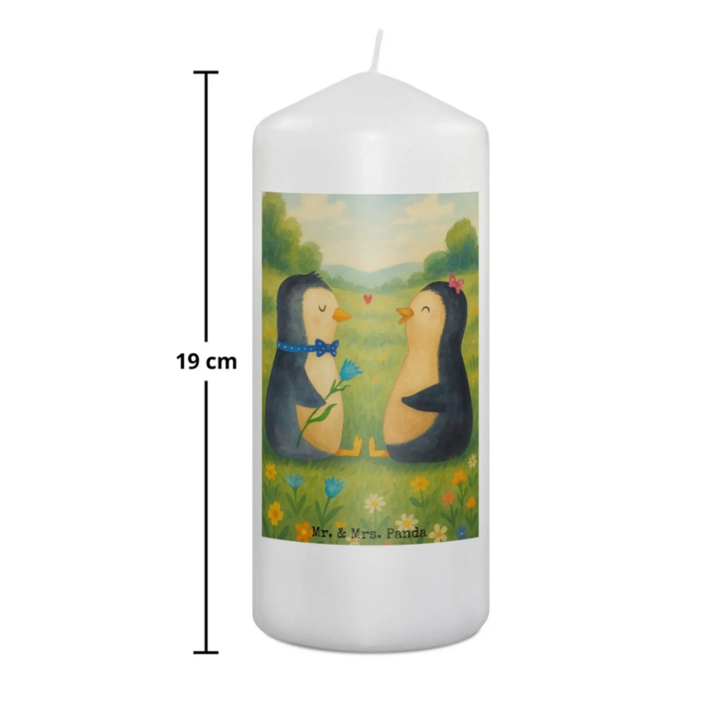 Kerze Pinguin Pärchen Design Tafelkerze, Kerze Mit Duft, Blockkerze, Glas-Kerze, Outdoor-Kerze, Dinnerkerzenpaar, Teelicht, Stumpenkerze, Votivkerze, Bio-Kerze, Handgegossene Kerze, Handgemachte Kerze, Kerze Mit Spruch, Kerze Für Advent, Kerze Für Ostern, Kerze Für Firmung, Kerze Mit Prägung, Stumpenkerzen-Set, Laternenkerze, Kerze Für Taufe, Stabkerze, Duftkerze, Sojawachskerze, Andachtskerze, Dinnerkerze, Kerze Mit Fotoeinleger, Kerze Für Weihnachten, Kerze Als Gastgeschenk, Gartenkerze, Fair-Trade-Kerze, Kerze Mit Namensgravur, Kerze Für Hochzeit, Kerze, Tischkerze, Streukerze, Grabkerze, Trauerkerze, Metall-Kerze, Kerze Für Kommunion, Grablicht, Kerze Mit Gravur, Stearin­kerze, Kerze Ohne Duft, Kerze Für Geburtstag, Kerze Mit Motiv, Gedenkkerze, Pinguin, Liebesgeschenk, Hochzeitsgeschenk, große Liebe, Liebe, Liebespaar, Traumpaar, Hochzeit, Liebesbeweis, Verlobung, Hochzeitstag, Jahrestag, Pinguine