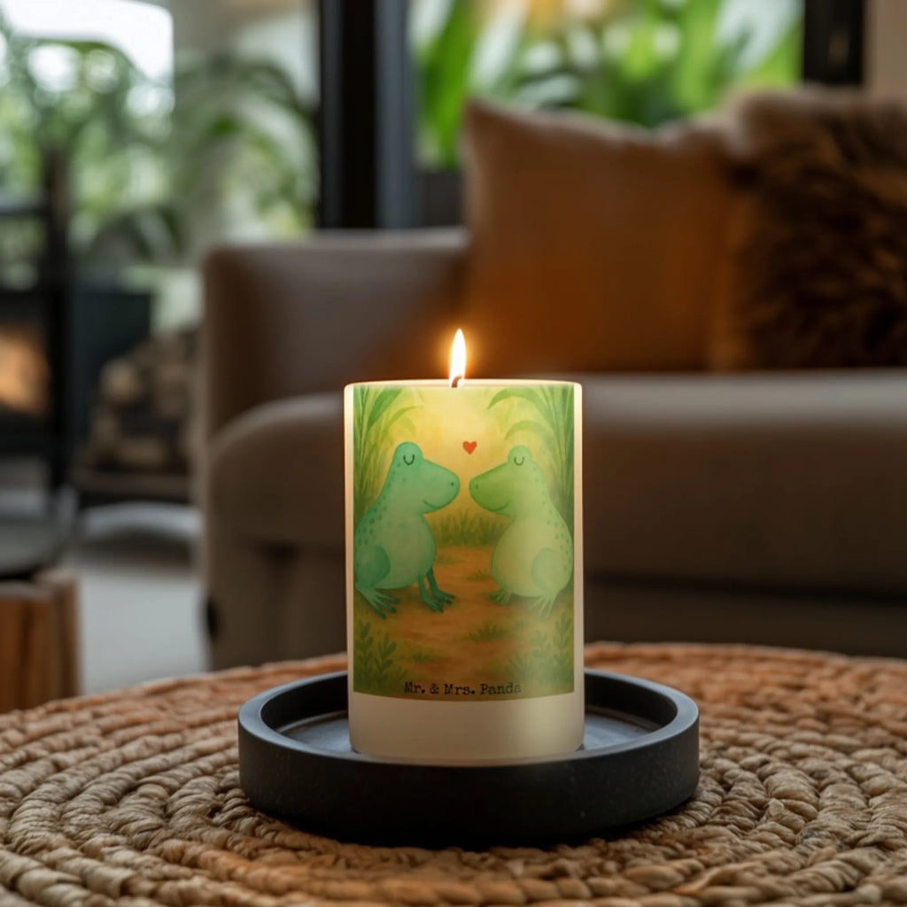 Kerze Frosch Liebe Design Kerze, Tafelkerze, Kerze Für Weihnachten, Votivkerze, Kerze Für Taufe, Stumpenkerzen-Set, Tischkerze, Gartenkerze, Laternenkerze, Kerze Für Ostern, Dinnerkerzenpaar, Outdoor-Kerze, Bio-Kerze, Kerze Ohne Duft, Dinnerkerze, Metall-Kerze, Grablicht, Kerze Als Gastgeschenk, Kerze Für Firmung, Kerze Für Advent, Handgegossene Kerze, Kerze Für Kommunion, Streukerze, Kerze Mit Gravur, Kerze Mit Spruch, Teelicht, Kerze Mit Prägung, Fair-Trade-Kerze, Kerze Für Hochzeit, Kerze Mit Motiv, Blockkerze, Andachtskerze, Stabkerze, Glas-Kerze, Gedenkkerze, Trauerkerze, Kerze Für Geburtstag, Kerze Mit Duft, Handgemachte Kerze, Sojawachskerze, Kerze Mit Fotoeinleger, Duftkerze, Grabkerze, Kerze Mit Namensgravur, Stumpenkerze, Stearin­kerze, Liebe, Partner, Freund, Freundin, Ehemann, Ehefrau, Heiraten, Verlobung, Heiratsantrag, Liebesgeschenk, Jahrestag, Hocheitstag, Liebesbeweis, Verheiratet, Froschkönig, Frösche, Geschenk Hochzeit, Verlobt, Fröschchen, Hochzeitstag, Geschenk Freundin, Frosch, Verliebt, Geschenk Freund
