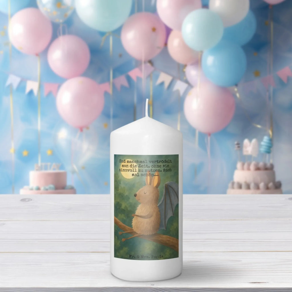 Kerze Fledermaus Sitzen Design Kerze Für Taufe, Kerze Mit Namensgravur, Kerze Für Kommunion, Kerze Für Geburtstag, Kerze Für Advent, Grabkerze, Kerze Mit Spruch, Gedenkkerze, Trauerkerze, Andachtskerze, Streukerze, Dinnerkerze, Kerze Für Weihnachten, Kerze, Blockkerze, Kerze Mit Fotoeinleger, Tischkerze, Tafelkerze, Handgemachte Kerze, Gartenkerze, Kerze Mit Motiv, Bio-Kerze, Metall-Kerze, Kerze Ohne Duft, Kerze Für Hochzeit, Kerze Als Gastgeschenk, Kerze Mit Duft, Stumpenkerze, Dinnerkerzenpaar, Kerze Für Ostern, Kerze Mit Prägung, Laternenkerze, Kerze Für Firmung, Teelicht, Kerze Mit Gravur, Handgegossene Kerze, Outdoor-Kerze, Stabkerze, Votivkerze, Duftkerze, Fair-Trade-Kerze, Stearin­kerze, Glas-Kerze, Sojawachskerze, Stumpenkerzen-Set, Grablicht, Tiermotive, Gute Laune, lustige Sprüche, Tiere, Fledermäuse, entspannen, Motivation, Fledermaus