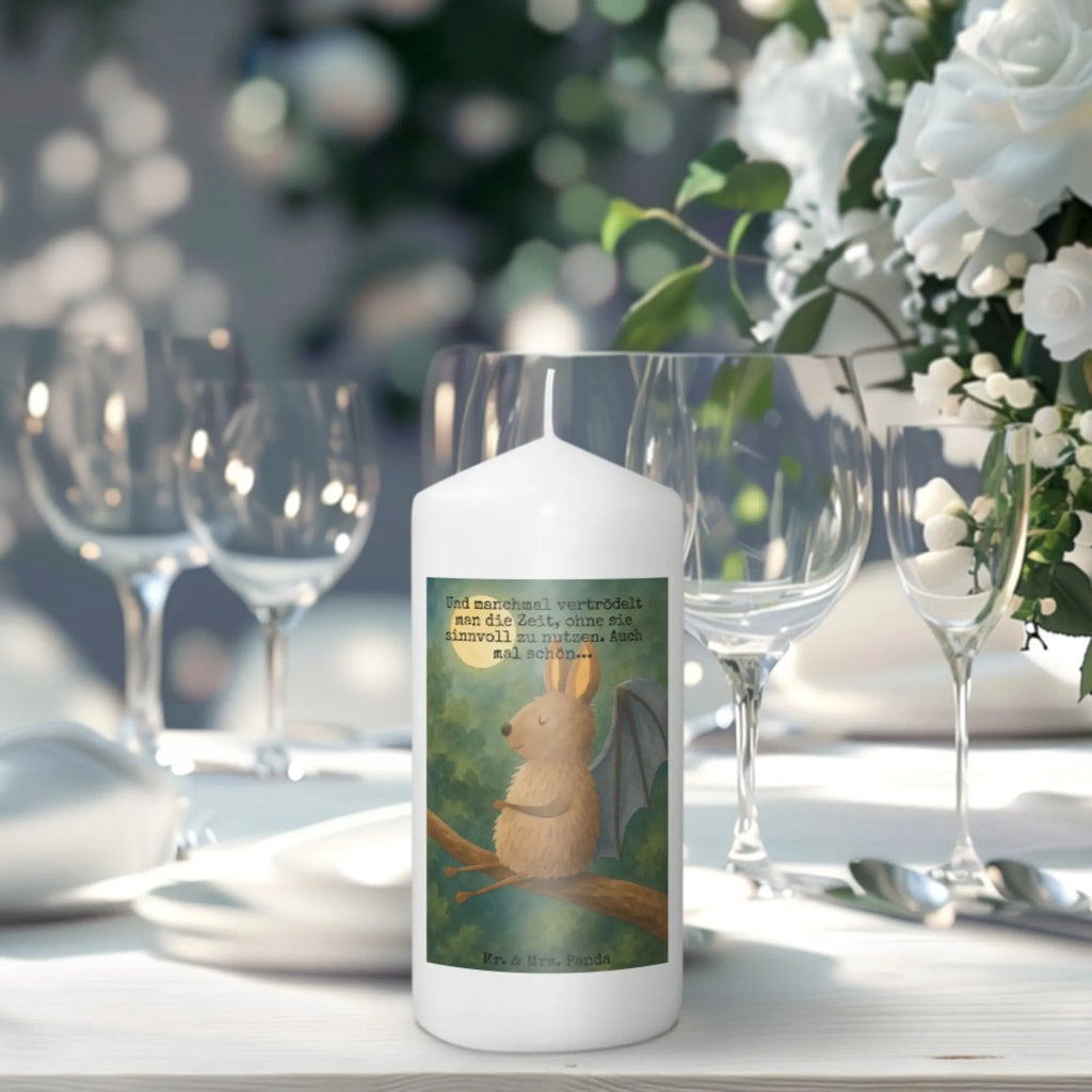 Kerze Fledermaus Sitzen Design Kerze Für Taufe, Kerze Mit Namensgravur, Kerze Für Kommunion, Kerze Für Geburtstag, Kerze Für Advent, Grabkerze, Kerze Mit Spruch, Gedenkkerze, Trauerkerze, Andachtskerze, Streukerze, Dinnerkerze, Kerze Für Weihnachten, Kerze, Blockkerze, Kerze Mit Fotoeinleger, Tischkerze, Tafelkerze, Handgemachte Kerze, Gartenkerze, Kerze Mit Motiv, Bio-Kerze, Metall-Kerze, Kerze Ohne Duft, Kerze Für Hochzeit, Kerze Als Gastgeschenk, Kerze Mit Duft, Stumpenkerze, Dinnerkerzenpaar, Kerze Für Ostern, Kerze Mit Prägung, Laternenkerze, Kerze Für Firmung, Teelicht, Kerze Mit Gravur, Handgegossene Kerze, Outdoor-Kerze, Stabkerze, Votivkerze, Duftkerze, Fair-Trade-Kerze, Stearin­kerze, Glas-Kerze, Sojawachskerze, Stumpenkerzen-Set, Grablicht, Tiermotive, Gute Laune, lustige Sprüche, Tiere, Fledermäuse, entspannen, Motivation, Fledermaus