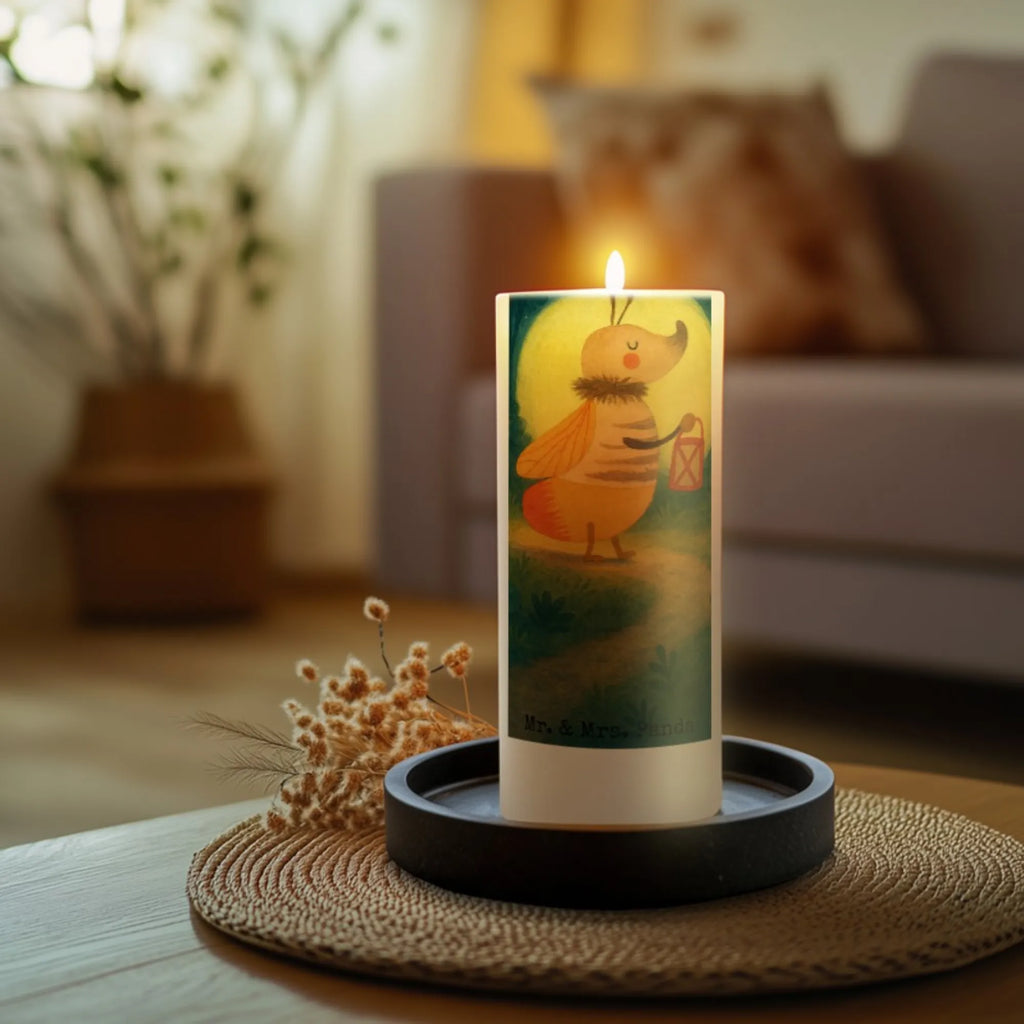Kerze Glühwürmchen Design Outdoor-Kerze, Andachtskerze, Kerze Mit Spruch, Votivkerze, Gedenkkerze, Kerze Für Kommunion, Kerze Mit Fotoeinleger, Metall-Kerze, Kerze Für Weihnachten, Streukerze, Kerze Für Advent, Kerze Mit Prägung, Gartenkerze, Kerze Für Ostern, Kerze Mit Gravur, Sojawachskerze, Kerze Mit Motiv, Tafelkerze, Handgegossene Kerze, Handgemachte Kerze, Grabkerze, Blockkerze, Stearin­kerze, Kerze Ohne Duft, Stabkerze, Kerze Mit Duft, Kerze Für Geburtstag, Stumpenkerzen-Set, Tischkerze, Kerze Mit Namensgravur, Bio-Kerze, Kerze Für Firmung, Stumpenkerze, Duftkerze, Grablicht, Dinnerkerzenpaar, Dinnerkerze, Glas-Kerze, Kerze Als Gastgeschenk, Laternenkerze, Kerze Für Taufe, Fair-Trade-Kerze, Teelicht, Kerze Für Hochzeit, Trauerkerze, Kerze, Tiermotive, Gute Laune, lustige Sprüche, Tiere, magisch, Verlobung, Liebe, Glühwurm, Heiratsantrag, Jahrestag, Liebesbeweis, Leuchten, Liebesspruch, Lieblingsmensch, Falter, Glühwürmchen