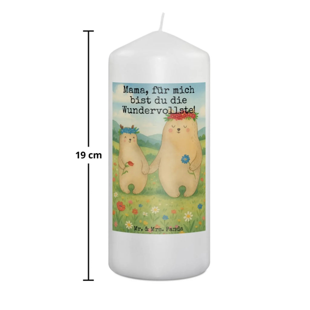 Kerze Bären mit Blumenkranz Design Fair-Trade-Kerze, Gartenkerze, Sojawachskerze, Kerze, Andachtskerze, Dinnerkerzenpaar, Kerze Für Ostern, Dinnerkerze, Votivkerze, Glas-Kerze, Kerze Für Advent, Laternenkerze, Kerze Mit Fotoeinleger, Tafelkerze, Kerze Ohne Duft, Duftkerze, Handgemachte Kerze, Handgegossene Kerze, Stabkerze, Stearin­kerze, Grabkerze, Grablicht, Bio-Kerze, Outdoor-Kerze, Metall-Kerze, Blockkerze, Kerze Mit Motiv, Gedenkkerze, Tischkerze, Kerze Für Taufe, Kerze Als Gastgeschenk, Streukerze, Kerze Mit Gravur, Kerze Mit Namensgravur, Teelicht, Kerze Mit Spruch, Kerze Für Firmung, Kerze Für Geburtstag, Kerze Mit Duft, Stumpenkerzen-Set, Kerze Für Weihnachten, Kerze Für Hochzeit, Stumpenkerze, Kerze Für Kommunion, Trauerkerze, Kerze Mit Prägung, Familie, Vatertag, Muttertag, Bruder, Schwester, Mama, Papa, Oma, Opa, Bären, Kind, Family, Geschenk Mama. Muttertag, Mutti, Mami, beste Mutter, Lieblingsmensch, Töchter, weltbeste Mama, Lieblingsmama, Kinder, Vorbild, Bär, Mutter, Tochter