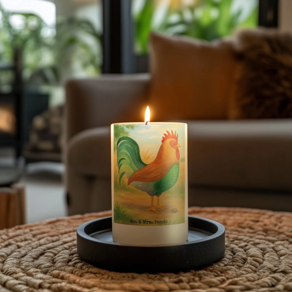 Kerze Hahn Korn Design Kerze Für Geburtstag, Kerze Mit Motiv, Kerze Mit Fotoeinleger, Gartenkerze, Kerze Für Ostern, Handgegossene Kerze, Stearin­kerze, Glas-Kerze, Trauerkerze, Blockkerze, Andachtskerze, Stumpenkerzen-Set, Tafelkerze, Kerze Für Taufe, Dinnerkerze, Votivkerze, Kerze Für Advent, Handgemachte Kerze, Kerze, Kerze Als Gastgeschenk, Metall-Kerze, Dinnerkerzenpaar, Grablicht, Bio-Kerze, Kerze Ohne Duft, Sojawachskerze, Duftkerze, Kerze Mit Gravur, Laternenkerze, Fair-Trade-Kerze, Stabkerze, Kerze Mit Duft, Streukerze, Teelicht, Kerze Mit Spruch, Grabkerze, Kerze Für Hochzeit, Kerze Mit Prägung, Kerze Mit Namensgravur, Kerze Für Kommunion, Outdoor-Kerze, Kerze Für Firmung, Gedenkkerze, Stumpenkerze, Kerze Für Weihnachten, Tischkerze, Bauernhof, Hoftiere, Landwirt, Landwirtin, Natur, Korn, Henne, Hahn, Eier