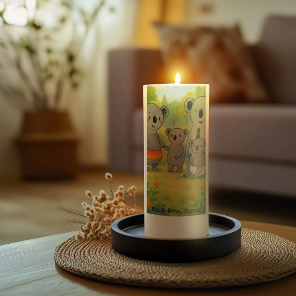 Kerze Koala Familie Design Metall-Kerze, Trauerkerze, Handgemachte Kerze, Blockkerze, Bio-Kerze, Kerze Ohne Duft, Kerze Für Firmung, Andachtskerze, Kerze Für Advent, Laternenkerze, Kerze, Kerze Mit Fotoeinleger, Kerze Für Geburtstag, Stearin­kerze, Stabkerze, Kerze Mit Spruch, Tischkerze, Kerze Mit Prägung, Kerze Mit Duft, Kerze Für Ostern, Kerze Mit Namensgravur, Kerze Als Gastgeschenk, Dinnerkerzenpaar, Dinnerkerze, Kerze Für Taufe, Stumpenkerze, Gartenkerze, Glas-Kerze, Kerze Für Weihnachten, Kerze Für Kommunion, Duftkerze, Kerze Für Hochzeit, Grabkerze, Tafelkerze, Stumpenkerzen-Set, Sojawachskerze, Handgegossene Kerze, Outdoor-Kerze, Streukerze, Gedenkkerze, Votivkerze, Kerze Mit Gravur, Kerze Mit Motiv, Fair-Trade-Kerze, Teelicht, Grablicht, Familie, Vatertag, Muttertag, Bruder, Schwester, Mama, Papa, Oma, Opa, Geschwister, Kinder, Family, Koala, Koalas, Familienleben