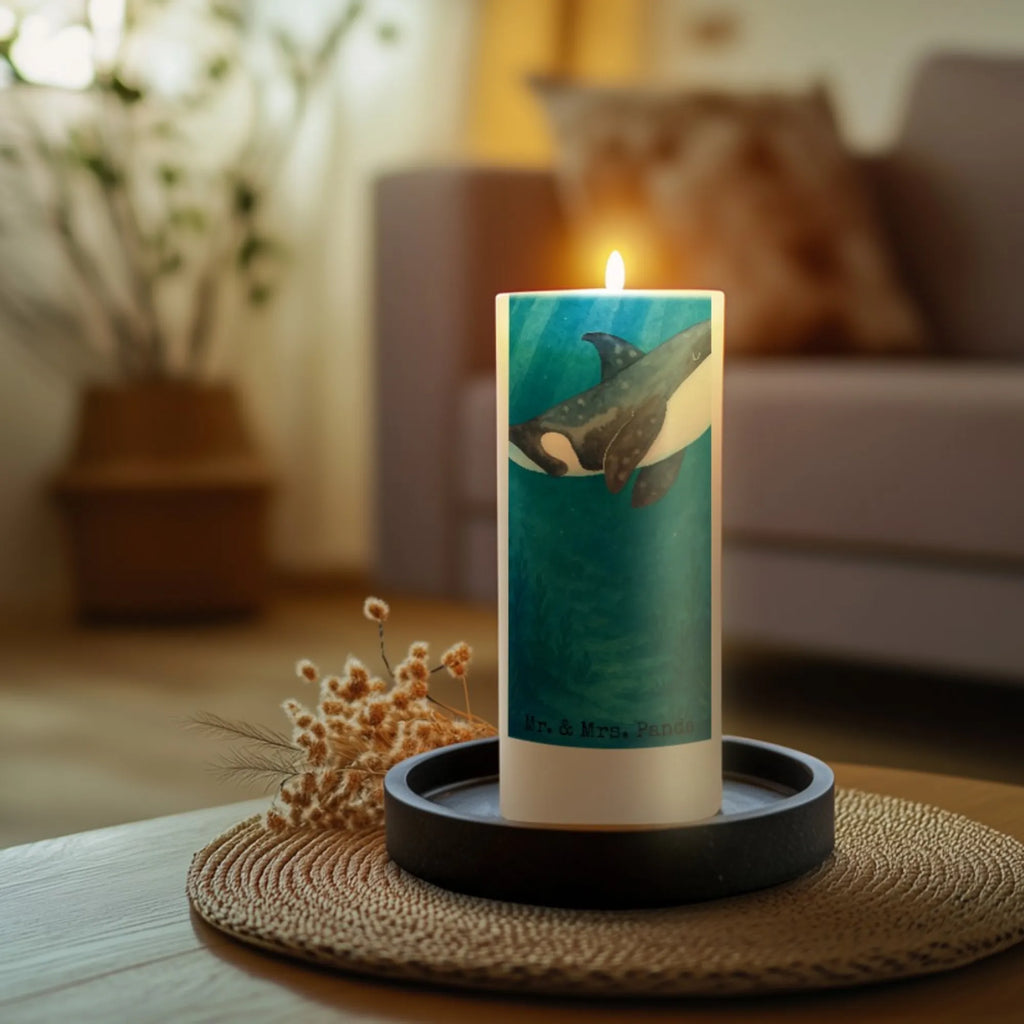 Kerze Orca Design Stearin­kerze, Stumpenkerze, Kerze Für Taufe, Stabkerze, Grabkerze, Kerze Mit Spruch, Streukerze, Kerze Für Firmung, Kerze Mit Fotoeinleger, Kerze Für Kommunion, Andachtskerze, Teelicht, Outdoor-Kerze, Kerze Für Geburtstag, Gartenkerze, Fair-Trade-Kerze, Kerze Ohne Duft, Kerze Für Weihnachten, Kerze Mit Prägung, Kerze Mit Namensgravur, Sojawachskerze, Handgemachte Kerze, Stumpenkerzen-Set, Kerze Für Hochzeit, Dinnerkerze, Dinnerkerzenpaar, Grablicht, Blockkerze, Laternenkerze, Tafelkerze, Kerze Für Ostern, Kerze, Votivkerze, Kerze Mit Gravur, Kerze Für Advent, Kerze Mit Motiv, Trauerkerze, Kerze Mit Duft, Handgegossene Kerze, Kerze Als Gastgeschenk, Duftkerze, Metall-Kerze, Tischkerze, Gedenkkerze, Glas-Kerze, Bio-Kerze, Meerestiere, Meer, Urlaub, Neustart, Selbstliebe, Startup, Motivation, Arbeit, Möglichkeiten, Orca, Wal, Killerwal, Orcas, Büro