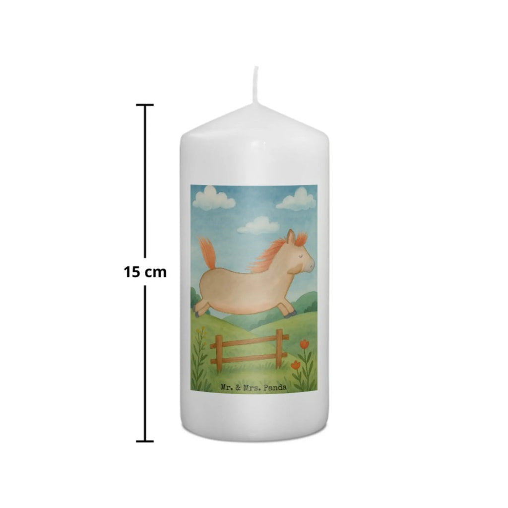 Kerze Pferd Springen Design Votivkerze, Stumpenkerze, Metall-Kerze, Kerze Für Taufe, Fair-Trade-Kerze, Laternenkerze, Bio-Kerze, Glas-Kerze, Kerze Für Weihnachten, Kerze, Kerze Ohne Duft, Kerze Für Ostern, Kerze Mit Gravur, Andachtskerze, Kerze Für Firmung, Kerze Mit Duft, Kerze Für Kommunion, Stumpenkerzen-Set, Kerze Mit Namensgravur, Kerze Für Geburtstag, Kerze Für Advent, Tischkerze, Handgemachte Kerze, Duftkerze, Dinnerkerze, Kerze Mit Spruch, Kerze Mit Motiv, Stearin­kerze, Grabkerze, Streukerze, Kerze Mit Fotoeinleger, Grablicht, Sojawachskerze, Dinnerkerzenpaar, Kerze Mit Prägung, Trauerkerze, Outdoor-Kerze, Blockkerze, Kerze Für Hochzeit, Teelicht, Kerze Als Gastgeschenk, Gartenkerze, Tafelkerze, Stabkerze, Gedenkkerze, Handgegossene Kerze, Bauernhof, Hoftiere, Landwirt, Landwirtin, Pferd, Pferdebesitzer, Stall, ausreiten, Pferde, reiten, Pony, Pferdestall