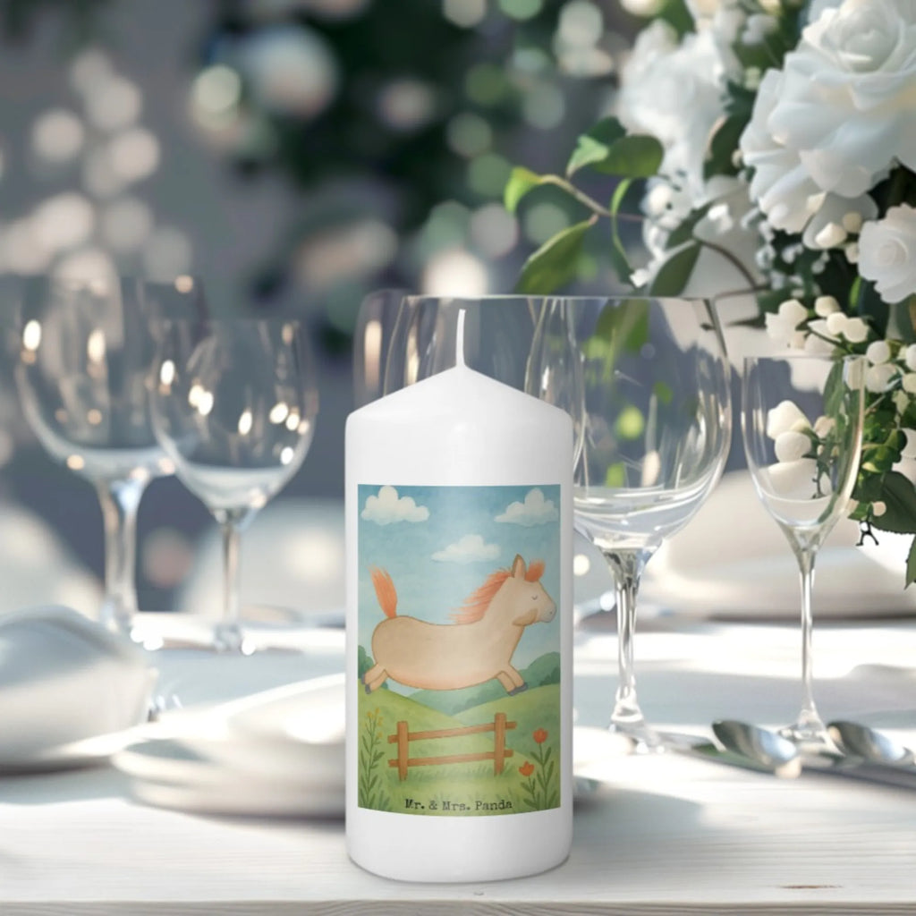 Kerze Pferd Springen Design Votivkerze, Stumpenkerze, Metall-Kerze, Kerze Für Taufe, Fair-Trade-Kerze, Laternenkerze, Bio-Kerze, Glas-Kerze, Kerze Für Weihnachten, Kerze, Kerze Ohne Duft, Kerze Für Ostern, Kerze Mit Gravur, Andachtskerze, Kerze Für Firmung, Kerze Mit Duft, Kerze Für Kommunion, Stumpenkerzen-Set, Kerze Mit Namensgravur, Kerze Für Geburtstag, Kerze Für Advent, Tischkerze, Handgemachte Kerze, Duftkerze, Dinnerkerze, Kerze Mit Spruch, Kerze Mit Motiv, Stearin­kerze, Grabkerze, Streukerze, Kerze Mit Fotoeinleger, Grablicht, Sojawachskerze, Dinnerkerzenpaar, Kerze Mit Prägung, Trauerkerze, Outdoor-Kerze, Blockkerze, Kerze Für Hochzeit, Teelicht, Kerze Als Gastgeschenk, Gartenkerze, Tafelkerze, Stabkerze, Gedenkkerze, Handgegossene Kerze, Bauernhof, Hoftiere, Landwirt, Landwirtin, Pferd, Pferdebesitzer, Stall, ausreiten, Pferde, reiten, Pony, Pferdestall