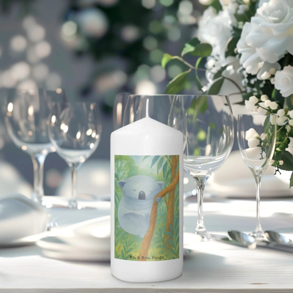 Kerze Koalabär Design Kerze Mit Spruch, Glas-Kerze, Votivkerze, Blockkerze, Fair-Trade-Kerze, Metall-Kerze, Kerze Für Ostern, Kerze Mit Fotoeinleger, Stumpenkerze, Andachtskerze, Kerze Mit Gravur, Kerze Für Kommunion, Stabkerze, Bio-Kerze, Tischkerze, Kerze Ohne Duft, Streukerze, Trauerkerze, Stumpenkerzen-Set, Laternenkerze, Kerze Mit Duft, Gedenkkerze, Dinnerkerze, Kerze Mit Prägung, Kerze Mit Namensgravur, Kerze Für Firmung, Gartenkerze, Stearin­kerze, Handgemachte Kerze, Grabkerze, Tafelkerze, Sojawachskerze, Kerze Mit Motiv, Kerze Für Weihnachten, Kerze Für Hochzeit, Handgegossene Kerze, Kerze Für Advent, Kerze Für Geburtstag, Dinnerkerzenpaar, Duftkerze, Kerze Für Taufe, Kerze, Kerze Als Gastgeschenk, Grablicht, Teelicht, Outdoor-Kerze, Tiermotive, Gute Laune, lustige Sprüche, Tiere, träumen, schlafen, Koalabär, Traumland, Schlafzimmer, Bär, Koala, Traum