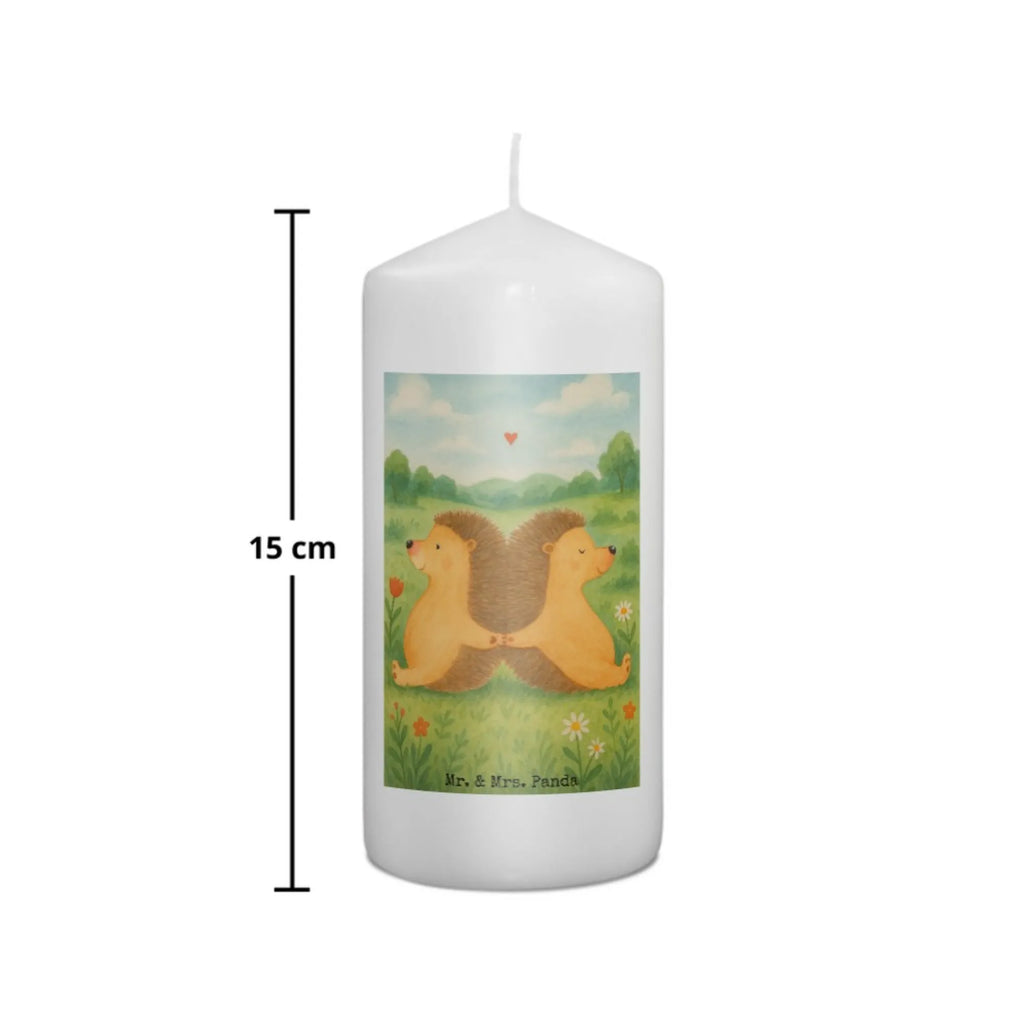 Kerze Igel händchenhaltend Design Kerze Für Weihnachten, Stearin­kerze, Kerze Mit Namensgravur, Metall-Kerze, Kerze Für Ostern, Stabkerze, Streukerze, Kerze Für Kommunion, Outdoor-Kerze, Kerze Ohne Duft, Handgemachte Kerze, Grabkerze, Kerze Mit Fotoeinleger, Gartenkerze, Dinnerkerze, Teelicht, Dinnerkerzenpaar, Kerze Mit Spruch, Andachtskerze, Kerze Mit Motiv, Kerze Für Firmung, Laternenkerze, Grablicht, Stumpenkerzen-Set, Duftkerze, Tafelkerze, Kerze, Kerze Mit Duft, Bio-Kerze, Kerze Für Geburtstag, Trauerkerze, Stumpenkerze, Votivkerze, Handgegossene Kerze, Kerze Als Gastgeschenk, Gedenkkerze, Blockkerze, Kerze Mit Prägung, Sojawachskerze, Tischkerze, Kerze Für Hochzeit, Fair-Trade-Kerze, Kerze Mit Gravur, Glas-Kerze, Kerze Für Taufe, Kerze Für Advent, Liebe, Partner, Freund, Freundin, Ehemann, Ehefrau, Heiraten, Verlobung, Heiratsantrag, Liebesgeschenk, Jahrestag, Hocheitstag, Liebesbeweis, Igel, Lieblingsmensch, Igelliebe, Gemeinsamkeit, Geschenk für zwei, große Liebe, Hand in Hand, Hochzeit, Liebesbotschaft, Love