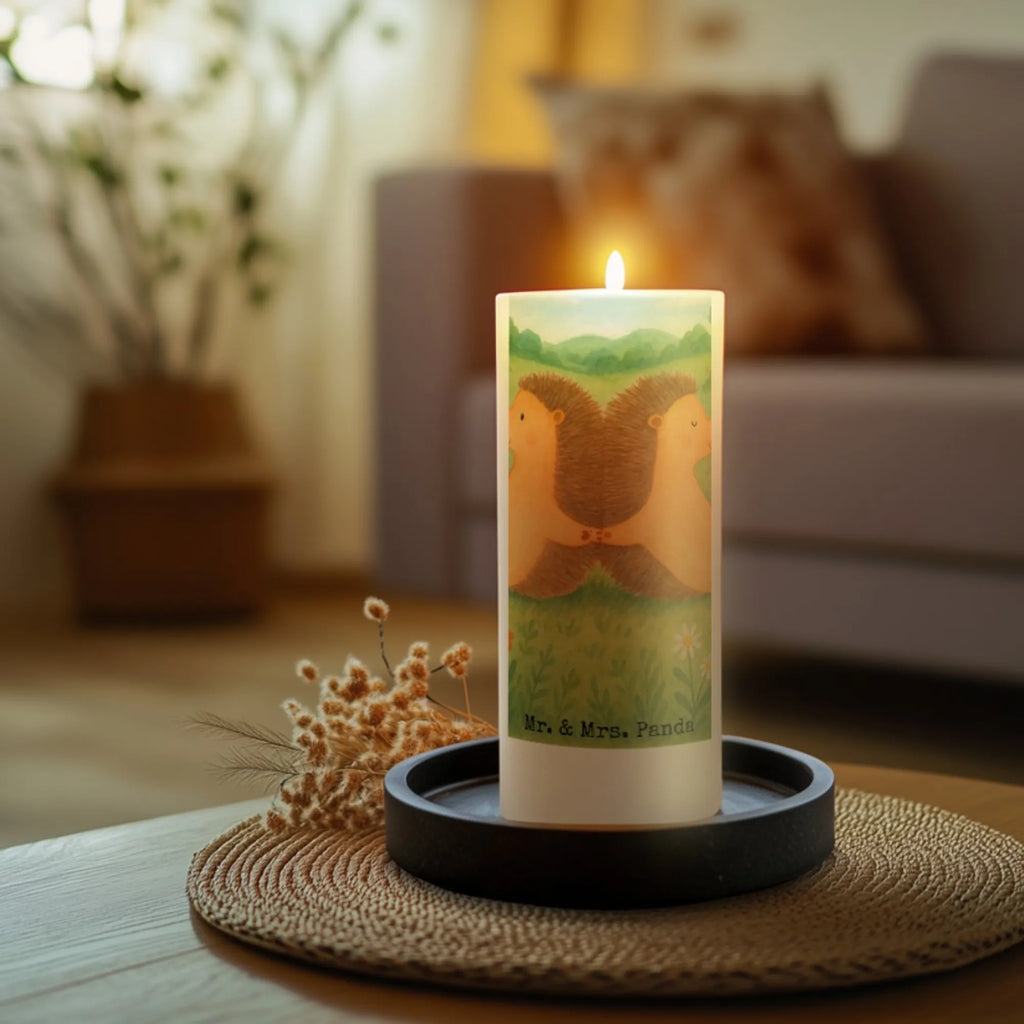 Kerze Igel händchenhaltend Design Kerze Für Weihnachten, Stearin­kerze, Kerze Mit Namensgravur, Metall-Kerze, Kerze Für Ostern, Stabkerze, Streukerze, Kerze Für Kommunion, Outdoor-Kerze, Kerze Ohne Duft, Handgemachte Kerze, Grabkerze, Kerze Mit Fotoeinleger, Gartenkerze, Dinnerkerze, Teelicht, Dinnerkerzenpaar, Kerze Mit Spruch, Andachtskerze, Kerze Mit Motiv, Kerze Für Firmung, Laternenkerze, Grablicht, Stumpenkerzen-Set, Duftkerze, Tafelkerze, Kerze, Kerze Mit Duft, Bio-Kerze, Kerze Für Geburtstag, Trauerkerze, Stumpenkerze, Votivkerze, Handgegossene Kerze, Kerze Als Gastgeschenk, Gedenkkerze, Blockkerze, Kerze Mit Prägung, Sojawachskerze, Tischkerze, Kerze Für Hochzeit, Fair-Trade-Kerze, Kerze Mit Gravur, Glas-Kerze, Kerze Für Taufe, Kerze Für Advent, Liebe, Partner, Freund, Freundin, Ehemann, Ehefrau, Heiraten, Verlobung, Heiratsantrag, Liebesgeschenk, Jahrestag, Hocheitstag, Liebesbeweis, Igel, Lieblingsmensch, Igelliebe, Gemeinsamkeit, Geschenk für zwei, große Liebe, Hand in Hand, Hochzeit, Liebesbotschaft, Love
