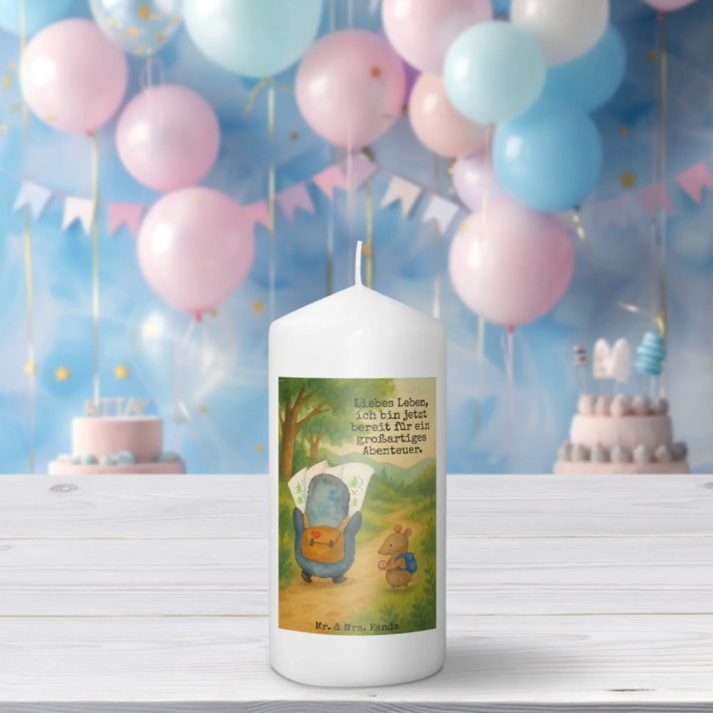 Kerze Pinguin & Maus Wanderer Design Kerze Für Weihnachten, Kerze Mit Namensgravur, Grablicht, Andachtskerze, Kerze Für Ostern, Tafelkerze, Kerze Mit Prägung, Dinnerkerze, Outdoor-Kerze, Kerze Für Geburtstag, Votivkerze, Kerze Für Advent, Teelicht, Duftkerze, Dinnerkerzenpaar, Handgegossene Kerze, Kerze Mit Motiv, Gartenkerze, Stumpenkerzen-Set, Kerze Mit Fotoeinleger, Kerze Für Kommunion, Kerze Mit Spruch, Laternenkerze, Glas-Kerze, Handgemachte Kerze, Gedenkkerze, Kerze Für Firmung, Kerze Für Taufe, Kerze Mit Duft, Kerze Ohne Duft, Bio-Kerze, Trauerkerze, Kerze Mit Gravur, Fair-Trade-Kerze, Stearin­kerze, Stabkerze, Kerze Für Hochzeit, Blockkerze, Stumpenkerze, Sojawachskerze, Streukerze, Metall-Kerze, Kerze, Kerze Als Gastgeschenk, Tischkerze, Grabkerze, Pinguin, Abenteuer, Ausflug, Abenteurer, Wanderlust, wandern, Roadtrip, Pinguine