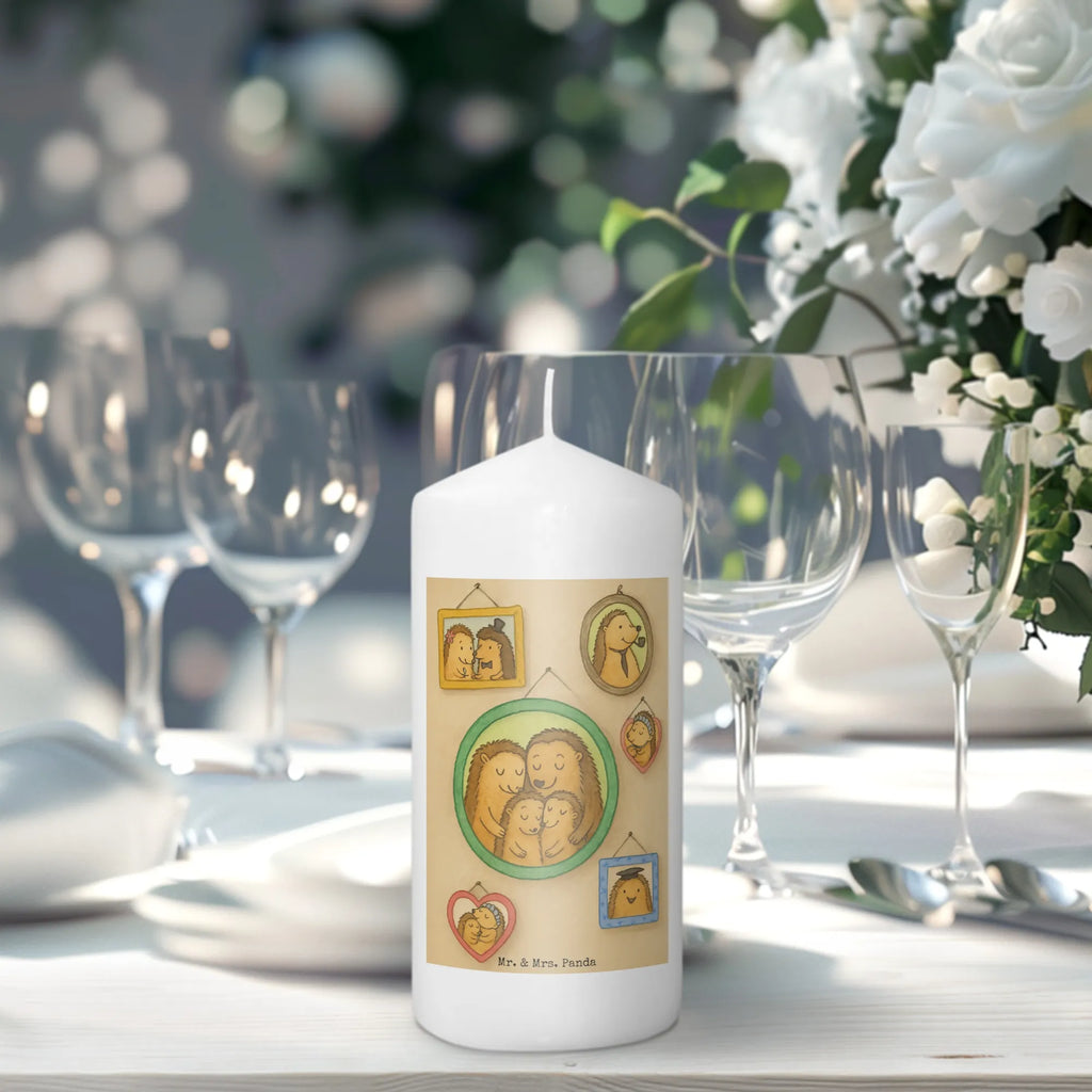 Kerze Igel Familie Design Kerze Mit Namensgravur, Kerze Ohne Duft, Kerze Mit Duft, Stumpenkerze, Votivkerze, Metall-Kerze, Teelicht, Tischkerze, Tafelkerze, Kerze Mit Fotoeinleger, Kerze Mit Spruch, Bio-Kerze, Handgegossene Kerze, Kerze Für Firmung, Dinnerkerzenpaar, Andachtskerze, Grabkerze, Gartenkerze, Glas-Kerze, Kerze Für Weihnachten, Kerze Für Ostern, Kerze Für Advent, Stumpenkerzen-Set, Blockkerze, Streukerze, Kerze Mit Motiv, Kerze Mit Prägung, Outdoor-Kerze, Kerze Für Kommunion, Kerze Mit Gravur, Kerze Für Geburtstag, Fair-Trade-Kerze, Kerze Für Hochzeit, Laternenkerze, Stabkerze, Sojawachskerze, Duftkerze, Handgemachte Kerze, Kerze, Trauerkerze, Kerze Für Taufe, Stearin­kerze, Kerze Als Gastgeschenk, Grablicht, Dinnerkerze, Gedenkkerze, Familie, Vatertag, Muttertag, Bruder, Schwester, Mama, Papa, Oma, Opa, Zusammenhalt, Bilder, Glück, Igel, Liebe