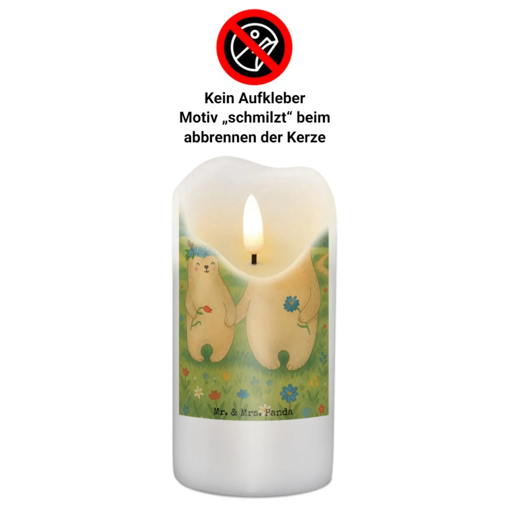 Kerze Bären mit Blumenkranz Design Fair-Trade-Kerze, Gartenkerze, Sojawachskerze, Kerze, Andachtskerze, Dinnerkerzenpaar, Kerze Für Ostern, Dinnerkerze, Votivkerze, Glas-Kerze, Kerze Für Advent, Laternenkerze, Kerze Mit Fotoeinleger, Tafelkerze, Kerze Ohne Duft, Duftkerze, Handgemachte Kerze, Handgegossene Kerze, Stabkerze, Stearin­kerze, Grabkerze, Grablicht, Bio-Kerze, Outdoor-Kerze, Metall-Kerze, Blockkerze, Kerze Mit Motiv, Gedenkkerze, Tischkerze, Kerze Für Taufe, Kerze Als Gastgeschenk, Streukerze, Kerze Mit Gravur, Kerze Mit Namensgravur, Teelicht, Kerze Mit Spruch, Kerze Für Firmung, Kerze Für Geburtstag, Kerze Mit Duft, Stumpenkerzen-Set, Kerze Für Weihnachten, Kerze Für Hochzeit, Stumpenkerze, Kerze Für Kommunion, Trauerkerze, Kerze Mit Prägung, Familie, Vatertag, Muttertag, Bruder, Schwester, Mama, Papa, Oma, Opa, Bären, Kind, Family, Geschenk Mama. Muttertag, Mutti, Mami, beste Mutter, Lieblingsmensch, Töchter, weltbeste Mama, Lieblingsmama, Kinder, Vorbild, Bär, Mutter, Tochter