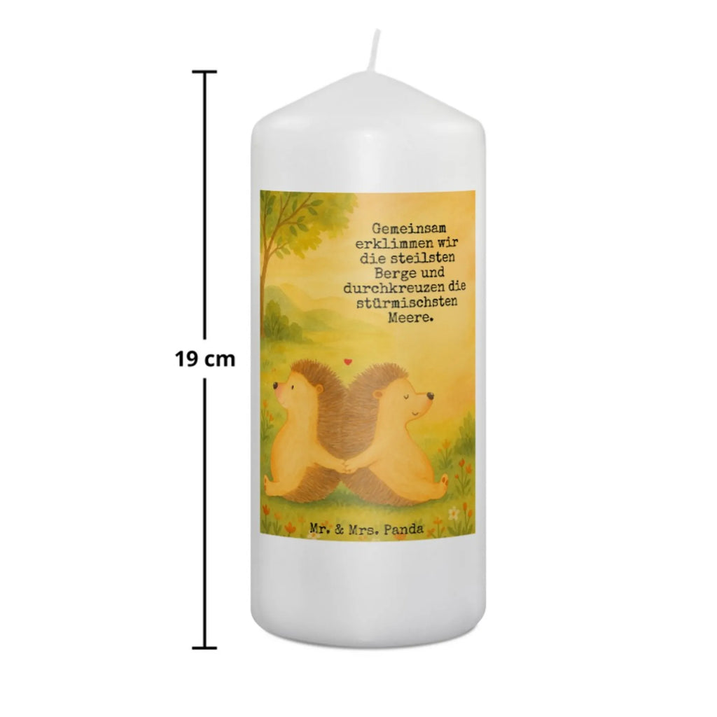 Kerze Igel händchenhaltend Design Kerze Für Weihnachten, Stearin­kerze, Kerze Mit Namensgravur, Metall-Kerze, Kerze Für Ostern, Stabkerze, Streukerze, Kerze Für Kommunion, Outdoor-Kerze, Kerze Ohne Duft, Handgemachte Kerze, Grabkerze, Kerze Mit Fotoeinleger, Gartenkerze, Dinnerkerze, Teelicht, Dinnerkerzenpaar, Kerze Mit Spruch, Andachtskerze, Kerze Mit Motiv, Kerze Für Firmung, Laternenkerze, Grablicht, Stumpenkerzen-Set, Duftkerze, Tafelkerze, Kerze, Kerze Mit Duft, Bio-Kerze, Kerze Für Geburtstag, Trauerkerze, Stumpenkerze, Votivkerze, Handgegossene Kerze, Kerze Als Gastgeschenk, Gedenkkerze, Blockkerze, Kerze Mit Prägung, Sojawachskerze, Tischkerze, Kerze Für Hochzeit, Fair-Trade-Kerze, Kerze Mit Gravur, Glas-Kerze, Kerze Für Taufe, Kerze Für Advent, Liebe, Partner, Freund, Freundin, Ehemann, Ehefrau, Heiraten, Verlobung, Heiratsantrag, Liebesgeschenk, Jahrestag, Hocheitstag, Liebesbeweis, Igel, Lieblingsmensch, Igelliebe, Gemeinsamkeit, Geschenk für zwei, große Liebe, Hand in Hand, Hochzeit, Liebesbotschaft, Love