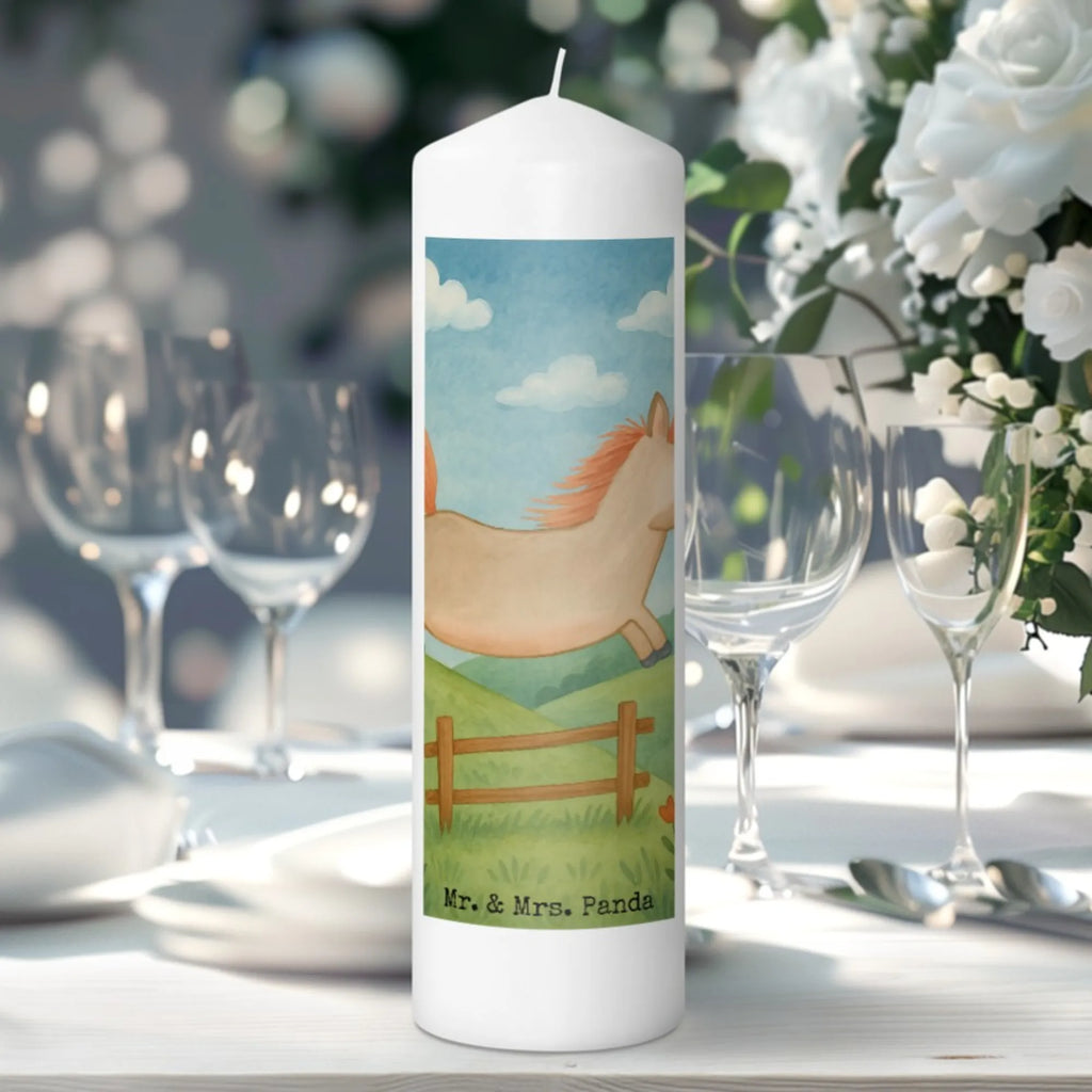 Kerze Pferd Springen Design Votivkerze, Stumpenkerze, Metall-Kerze, Kerze Für Taufe, Fair-Trade-Kerze, Laternenkerze, Bio-Kerze, Glas-Kerze, Kerze Für Weihnachten, Kerze, Kerze Ohne Duft, Kerze Für Ostern, Kerze Mit Gravur, Andachtskerze, Kerze Für Firmung, Kerze Mit Duft, Kerze Für Kommunion, Stumpenkerzen-Set, Kerze Mit Namensgravur, Kerze Für Geburtstag, Kerze Für Advent, Tischkerze, Handgemachte Kerze, Duftkerze, Dinnerkerze, Kerze Mit Spruch, Kerze Mit Motiv, Stearin­kerze, Grabkerze, Streukerze, Kerze Mit Fotoeinleger, Grablicht, Sojawachskerze, Dinnerkerzenpaar, Kerze Mit Prägung, Trauerkerze, Outdoor-Kerze, Blockkerze, Kerze Für Hochzeit, Teelicht, Kerze Als Gastgeschenk, Gartenkerze, Tafelkerze, Stabkerze, Gedenkkerze, Handgegossene Kerze, Bauernhof, Hoftiere, Landwirt, Landwirtin, Pferd, Pferdebesitzer, Stall, ausreiten, Pferde, reiten, Pony, Pferdestall