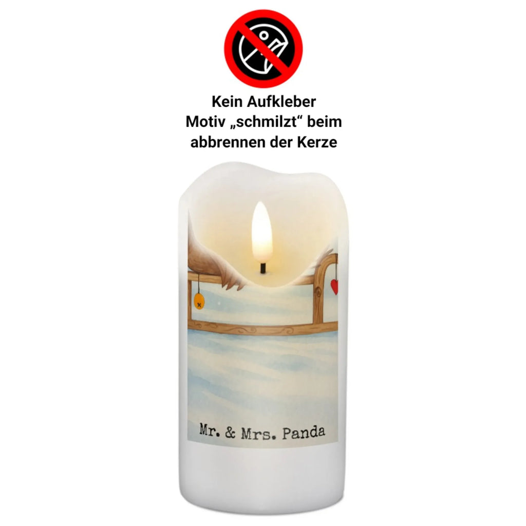 Kerze Rotkehlchen Schlitten Design Kerze Ohne Duft, Kerze, Kerze Für Geburtstag, Grabkerze, Tischkerze, Kerze Für Taufe, Fair-Trade-Kerze, Kerze Mit Namensgravur, Dinnerkerzenpaar, Stearin­kerze, Teelicht, Streukerze, Kerze Als Gastgeschenk, Kerze Mit Spruch, Kerze Für Firmung, Kerze Für Hochzeit, Kerze Für Kommunion, Kerze Mit Fotoeinleger, Grablicht, Votivkerze, Glas-Kerze, Duftkerze, Stumpenkerze, Laternenkerze, Handgegossene Kerze, Stumpenkerzen-Set, Kerze Mit Duft, Handgemachte Kerze, Kerze Mit Motiv, Tafelkerze, Stabkerze, Blockkerze, Outdoor-Kerze, Kerze Für Weihnachten, Kerze Für Advent, Metall-Kerze, Gartenkerze, Andachtskerze, Kerze Für Ostern, Dinnerkerze, Trauerkerze, Sojawachskerze, Kerze Mit Gravur, Gedenkkerze, Kerze Mit Prägung, Bio-Kerze, Winter, Weihnachten, Weihnachtsdeko, Nikolaus, Advent, Heiligabend, Wintermotiv, Vogel, Schlitten