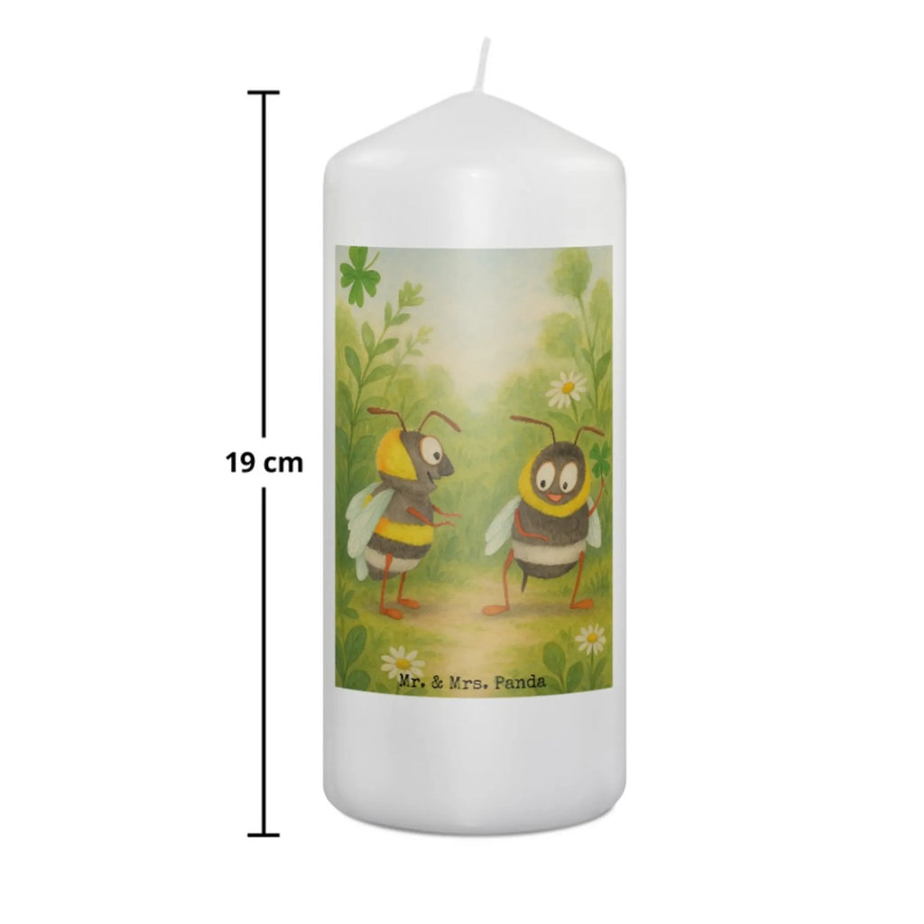 Kerze Bienen Paar Design Kerze Für Advent, Kerze, Kerze Für Weihnachten, Outdoor-Kerze, Stumpenkerzen-Set, Duftkerze, Kerze Für Ostern, Stumpenkerze, Tischkerze, Kerze Für Firmung, Kerze Mit Gravur, Stabkerze, Kerze Mit Motiv, Trauerkerze, Kerze Mit Duft, Handgemachte Kerze, Dinnerkerzenpaar, Fair-Trade-Kerze, Kerze Für Geburtstag, Kerze Mit Fotoeinleger, Tafelkerze, Stearin­kerze, Votivkerze, Blockkerze, Teelicht, Gedenkkerze, Grablicht, Metall-Kerze, Kerze Ohne Duft, Gartenkerze, Laternenkerze, Kerze Für Kommunion, Streukerze, Kerze Als Gastgeschenk, Kerze Für Hochzeit, Kerze Mit Namensgravur, Grabkerze, Kerze Mit Spruch, Sojawachskerze, Dinnerkerze, Bio-Kerze, Handgegossene Kerze, Kerze Für Taufe, Glas-Kerze, Andachtskerze, Kerze Mit Prägung, Liebe, Partner, Freund, Freundin, Ehemann, Ehefrau, Heiraten, Verlobung, Heiratsantrag, Liebesgeschenk, Jahrestag, Hocheitstag, Geschenk für Frauen, Geschenk für Partner, Geschenk für Freundin, Valentinstag, Hochzeitstag, Schildkröten, verliebte Schildkröten, für Ehemann, für Männer, Mitbringsel, Liebesbeweis