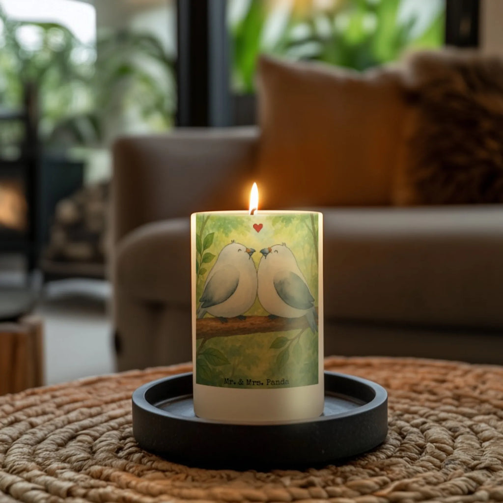Kerze Turteltauben Liebe Design Kerze Für Firmung, Bio-Kerze, Kerze Für Ostern, Stabkerze, Handgegossene Kerze, Votivkerze, Streukerze, Handgemachte Kerze, Blockkerze, Grabkerze, Trauerkerze, Kerze Mit Prägung, Tafelkerze, Kerze Für Geburtstag, Fair-Trade-Kerze, Kerze Mit Motiv, Kerze Mit Namensgravur, Stearin­kerze, Sojawachskerze, Stumpenkerzen-Set, Laternenkerze, Kerze Mit Spruch, Kerze Ohne Duft, Kerze Mit Gravur, Duftkerze, Gedenkkerze, Kerze Für Advent, Glas-Kerze, Kerze Für Kommunion, Tischkerze, Grablicht, Teelicht, Andachtskerze, Dinnerkerze, Kerze, Metall-Kerze, Kerze Für Taufe, Kerze Für Hochzeit, Stumpenkerze, Dinnerkerzenpaar, Gartenkerze, Kerze Mit Duft, Kerze Für Weihnachten, Kerze Mit Fotoeinleger, Kerze Als Gastgeschenk, Outdoor-Kerze, Liebe, Partner, Freund, Freundin, Ehemann, Ehefrau, Heiraten, Verlobung, Heiratsantrag, Liebesgeschenk, Jahrestag, Hocheitstag, Verliebt, Tauben, Geschenk Hochzeit, Geschenk Freund, Turteltäubchen, Hochzeitstag, Turteltauben, Verlobt, Liebesbeweis, Geschenk Freundin, Verheiratet