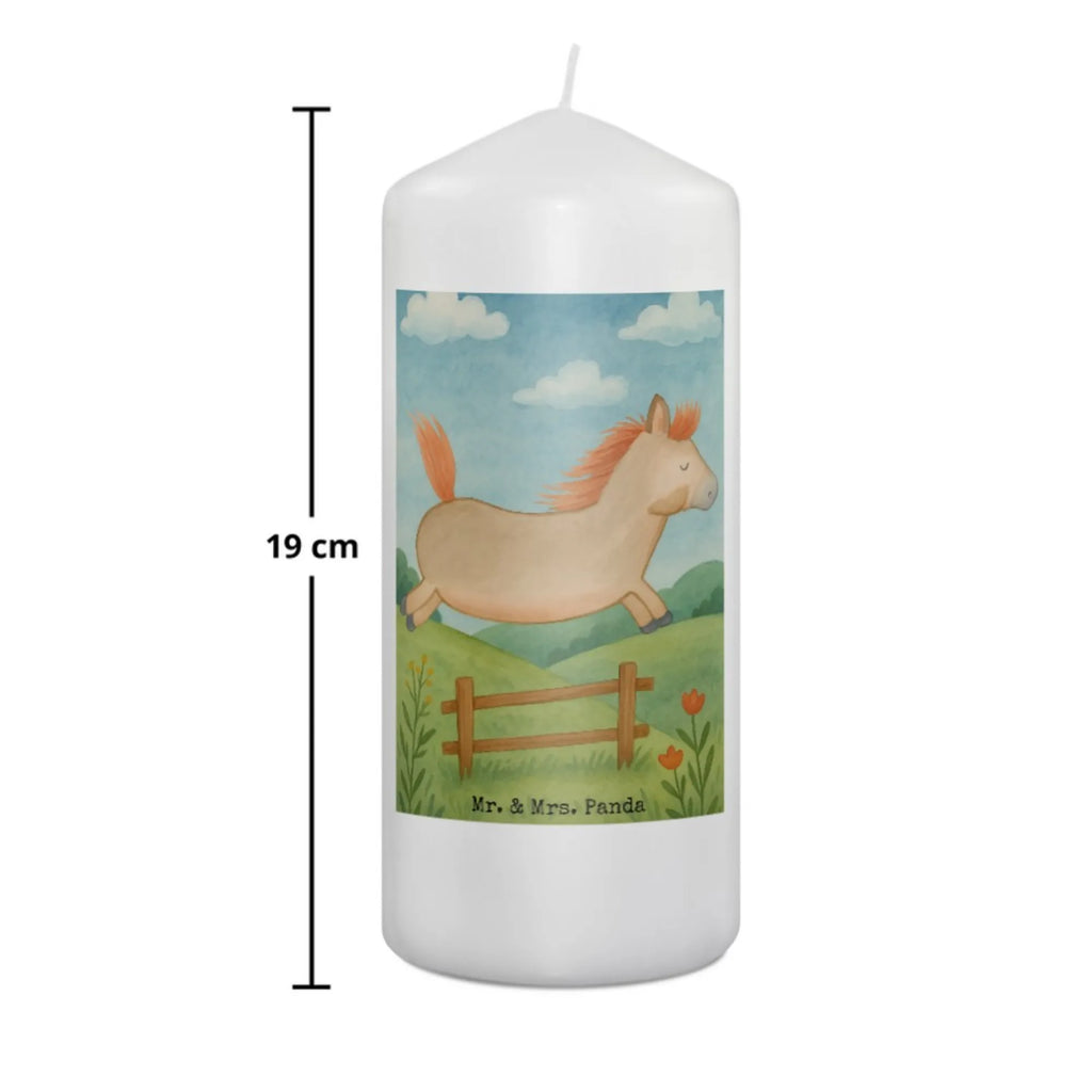 Kerze Pferd Springen Design Votivkerze, Stumpenkerze, Metall-Kerze, Kerze Für Taufe, Fair-Trade-Kerze, Laternenkerze, Bio-Kerze, Glas-Kerze, Kerze Für Weihnachten, Kerze, Kerze Ohne Duft, Kerze Für Ostern, Kerze Mit Gravur, Andachtskerze, Kerze Für Firmung, Kerze Mit Duft, Kerze Für Kommunion, Stumpenkerzen-Set, Kerze Mit Namensgravur, Kerze Für Geburtstag, Kerze Für Advent, Tischkerze, Handgemachte Kerze, Duftkerze, Dinnerkerze, Kerze Mit Spruch, Kerze Mit Motiv, Stearin­kerze, Grabkerze, Streukerze, Kerze Mit Fotoeinleger, Grablicht, Sojawachskerze, Dinnerkerzenpaar, Kerze Mit Prägung, Trauerkerze, Outdoor-Kerze, Blockkerze, Kerze Für Hochzeit, Teelicht, Kerze Als Gastgeschenk, Gartenkerze, Tafelkerze, Stabkerze, Gedenkkerze, Handgegossene Kerze, Bauernhof, Hoftiere, Landwirt, Landwirtin, Pferd, Pferdebesitzer, Stall, ausreiten, Pferde, reiten, Pony, Pferdestall