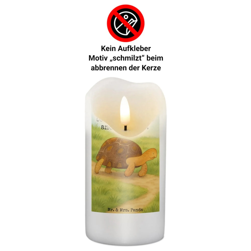 Kerze Schildkröte Marschieren Design Gartenkerze, Kerze Für Geburtstag, Kerze Für Taufe, Metall-Kerze, Outdoor-Kerze, Andachtskerze, Kerze Mit Fotoeinleger, Stearin­kerze, Grabkerze, Kerze Als Gastgeschenk, Trauerkerze, Streukerze, Kerze, Handgemachte Kerze, Bio-Kerze, Kerze Für Hochzeit, Kerze Mit Duft, Sojawachskerze, Fair-Trade-Kerze, Votivkerze, Grablicht, Kerze Für Advent, Stumpenkerzen-Set, Gedenkkerze, Kerze Ohne Duft, Tischkerze, Dinnerkerzenpaar, Duftkerze, Tafelkerze, Stumpenkerze, Laternenkerze, Kerze Für Ostern, Teelicht, Kerze Mit Gravur, Glas-Kerze, Kerze Für Weihnachten, Kerze Mit Spruch, Handgegossene Kerze, Stabkerze, Kerze Mit Motiv, Kerze Für Firmung, Kerze Mit Prägung, Kerze Mit Namensgravur, Blockkerze, Dinnerkerze, Kerze Für Kommunion, Meerestiere, Meer, Urlaub, Schildkröten, Schildkröte, Neustart, Inspiration, Abenteuer, Reiselust, Motivation, get lost, Lieblingsmensch