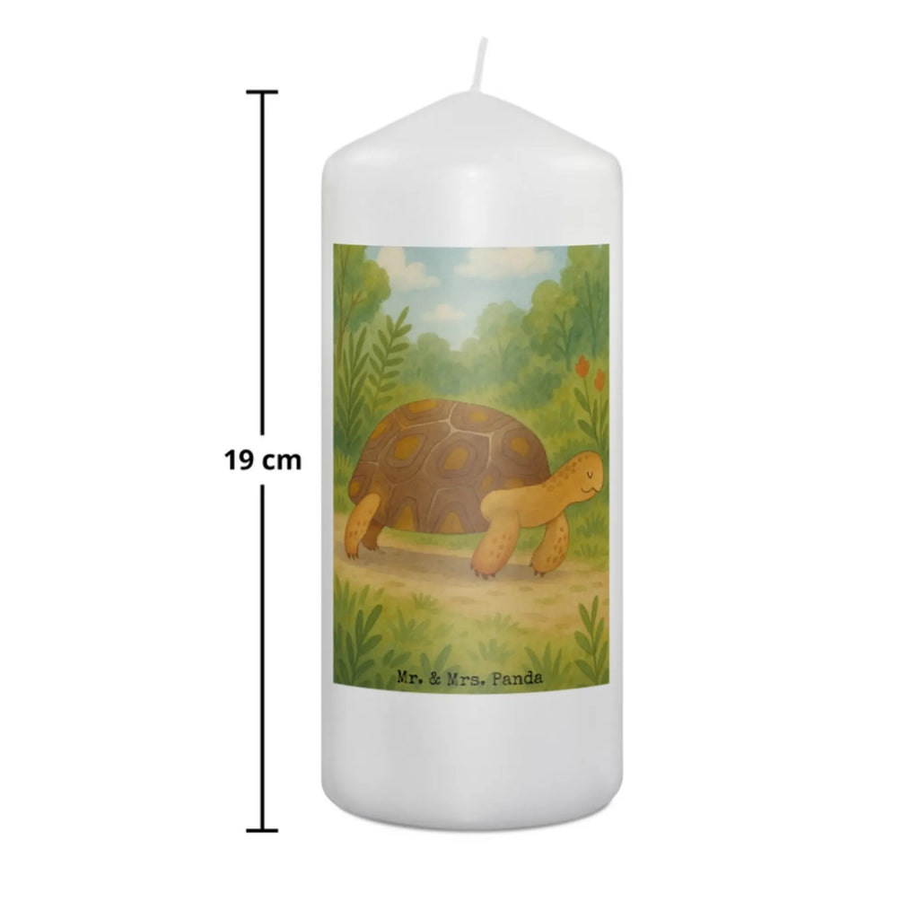 Kerze Schildkröte Marschieren Design Gartenkerze, Kerze Für Geburtstag, Kerze Für Taufe, Metall-Kerze, Outdoor-Kerze, Andachtskerze, Kerze Mit Fotoeinleger, Stearin­kerze, Grabkerze, Kerze Als Gastgeschenk, Trauerkerze, Streukerze, Kerze, Handgemachte Kerze, Bio-Kerze, Kerze Für Hochzeit, Kerze Mit Duft, Sojawachskerze, Fair-Trade-Kerze, Votivkerze, Grablicht, Kerze Für Advent, Stumpenkerzen-Set, Gedenkkerze, Kerze Ohne Duft, Tischkerze, Dinnerkerzenpaar, Duftkerze, Tafelkerze, Stumpenkerze, Laternenkerze, Kerze Für Ostern, Teelicht, Kerze Mit Gravur, Glas-Kerze, Kerze Für Weihnachten, Kerze Mit Spruch, Handgegossene Kerze, Stabkerze, Kerze Mit Motiv, Kerze Für Firmung, Kerze Mit Prägung, Kerze Mit Namensgravur, Blockkerze, Dinnerkerze, Kerze Für Kommunion, Meerestiere, Meer, Urlaub, Schildkröten, Schildkröte, Neustart, Inspiration, Abenteuer, Reiselust, Motivation, get lost, Lieblingsmensch