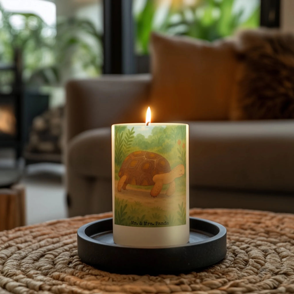 Kerze Schildkröte Marschieren Design Gartenkerze, Kerze Für Geburtstag, Kerze Für Taufe, Metall-Kerze, Outdoor-Kerze, Andachtskerze, Kerze Mit Fotoeinleger, Stearin­kerze, Grabkerze, Kerze Als Gastgeschenk, Trauerkerze, Streukerze, Kerze, Handgemachte Kerze, Bio-Kerze, Kerze Für Hochzeit, Kerze Mit Duft, Sojawachskerze, Fair-Trade-Kerze, Votivkerze, Grablicht, Kerze Für Advent, Stumpenkerzen-Set, Gedenkkerze, Kerze Ohne Duft, Tischkerze, Dinnerkerzenpaar, Duftkerze, Tafelkerze, Stumpenkerze, Laternenkerze, Kerze Für Ostern, Teelicht, Kerze Mit Gravur, Glas-Kerze, Kerze Für Weihnachten, Kerze Mit Spruch, Handgegossene Kerze, Stabkerze, Kerze Mit Motiv, Kerze Für Firmung, Kerze Mit Prägung, Kerze Mit Namensgravur, Blockkerze, Dinnerkerze, Kerze Für Kommunion, Meerestiere, Meer, Urlaub, Schildkröten, Schildkröte, Neustart, Inspiration, Abenteuer, Reiselust, Motivation, get lost, Lieblingsmensch