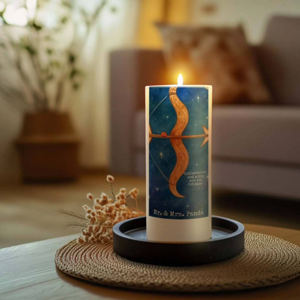 Kerze Sternzeichen Schütze Design Kerze Mit Namensgravur, Kerze Für Geburtstag, Outdoor-Kerze, Teelicht, Laternenkerze, Blockkerze, Kerze Mit Spruch, Kerze Ohne Duft, Metall-Kerze, Kerze Für Weihnachten, Kerze Als Gastgeschenk, Duftkerze, Bio-Kerze, Glas-Kerze, Streukerze, Tischkerze, Andachtskerze, Tafelkerze, Grablicht, Fair-Trade-Kerze, Handgegossene Kerze, Gedenkkerze, Dinnerkerzenpaar, Trauerkerze, Kerze Mit Fotoeinleger, Kerze Für Advent, Stumpenkerzen-Set, Dinnerkerze, Kerze Für Firmung, Sojawachskerze, Stabkerze, Kerze Für Ostern, Kerze Mit Duft, Kerze Für Taufe, Votivkerze, Kerze Für Kommunion, Kerze Mit Gravur, Kerze, Kerze Für Hochzeit, Handgemachte Kerze, Gartenkerze, Kerze Mit Motiv, Grabkerze, Stumpenkerze, Stearin­kerze, Kerze Mit Prägung, Tierkreiszeichen, Sternzeichen, Horoskop, Astrologie, Aszendent, Geschenk Dezember, Geburtstag Dezember, Schütze Geschenk, Schütze Sternzeichen, Geschenk Schützenfest, Schütze, Geschenk November, Geburtstag November