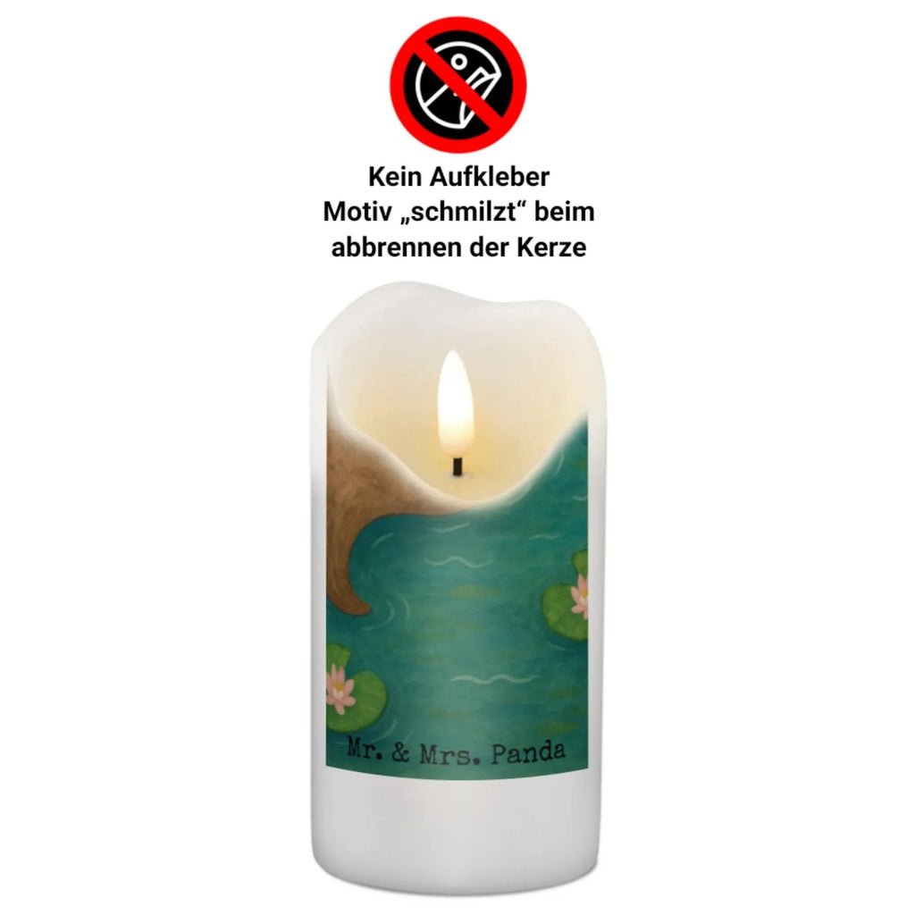 Kerze Otter Seerose Design Kerze Für Kommunion, Metall-Kerze, Blockkerze, Kerze Für Geburtstag, Trauerkerze, Teelicht, Kerze Für Hochzeit, Gedenkkerze, Handgemachte Kerze, Streukerze, Grabkerze, Kerze Für Ostern, Grablicht, Tafelkerze, Kerze, Kerze Ohne Duft, Kerze Für Taufe, Kerze Mit Fotoeinleger, Dinnerkerzenpaar, Kerze Mit Motiv, Bio-Kerze, Sojawachskerze, Andachtskerze, Votivkerze, Kerze Für Firmung, Glas-Kerze, Dinnerkerze, Stumpenkerze, Outdoor-Kerze, Kerze Mit Gravur, Kerze Mit Namensgravur, Fair-Trade-Kerze, Tischkerze, Laternenkerze, Kerze Mit Duft, Kerze Für Weihnachten, Stearin­kerze, Stabkerze, Gartenkerze, Stumpenkerzen-Set, Kerze Mit Prägung, Kerze Als Gastgeschenk, Duftkerze, Kerze Für Advent, Kerze Mit Spruch, Handgegossene Kerze, Otter, Fischotter, Seeotter, Otter Seeotter See Otter