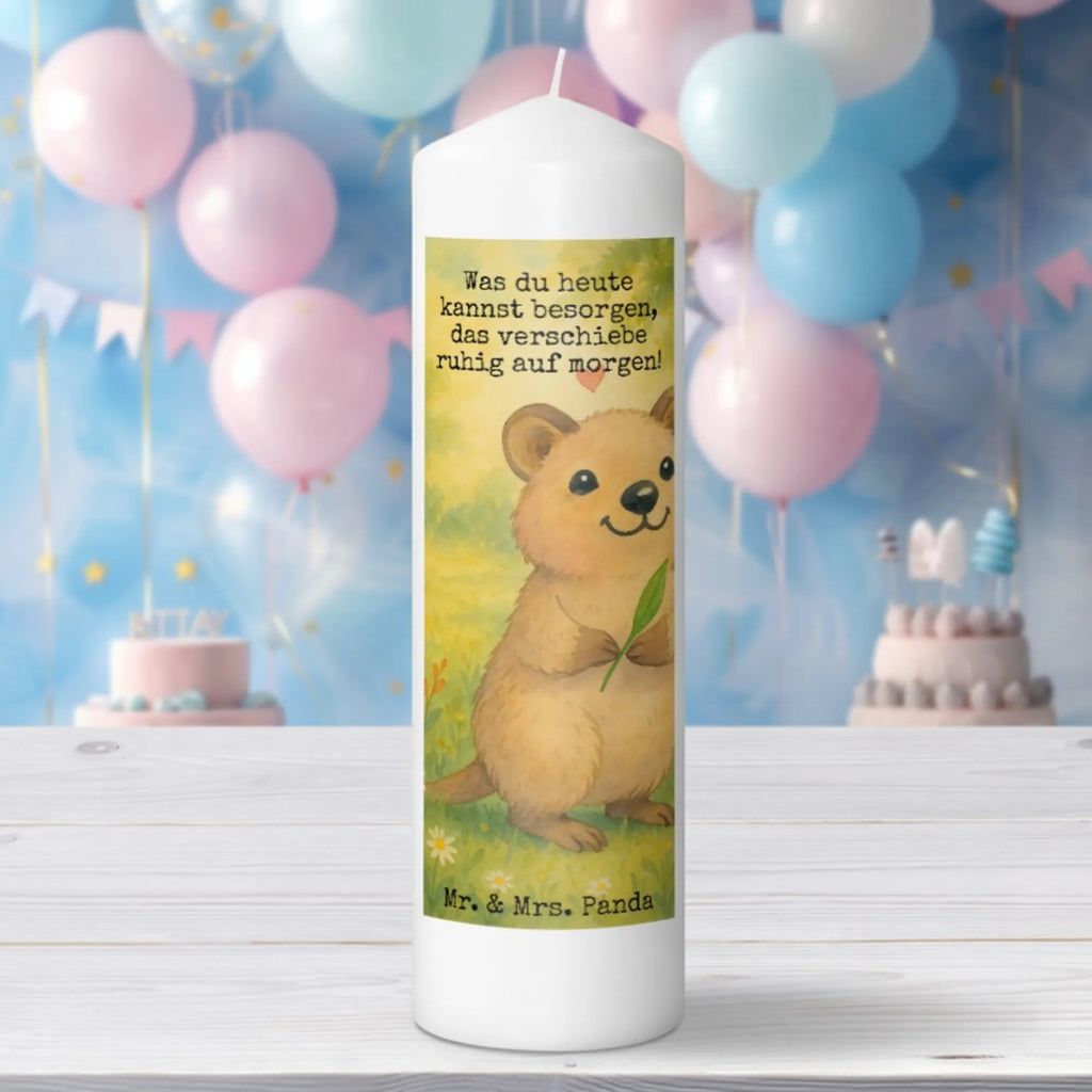 Kerze Quokka Happy Design Kerze Für Hochzeit, Bio-Kerze, Glas-Kerze, Kerze Mit Motiv, Sojawachskerze, Stabkerze, Gartenkerze, Grabkerze, Outdoor-Kerze, Gedenkkerze, Kerze Mit Fotoeinleger, Kerze Für Ostern, Stumpenkerzen-Set, Kerze Mit Prägung, Teelicht, Tafelkerze, Duftkerze, Kerze Mit Gravur, Kerze, Tischkerze, Kerze Für Weihnachten, Laternenkerze, Streukerze, Metall-Kerze, Kerze Ohne Duft, Kerze Für Firmung, Kerze Mit Namensgravur, Votivkerze, Stearin­kerze, Kerze Als Gastgeschenk, Fair-Trade-Kerze, Kerze Für Advent, Dinnerkerzenpaar, Stumpenkerze, Kerze Für Kommunion, Kerze Für Taufe, Dinnerkerze, Kerze Für Geburtstag, Kerze Mit Duft, Handgegossene Kerze, Andachtskerze, Trauerkerze, Grablicht, Blockkerze, Handgemachte Kerze, Kerze Mit Spruch, Tiermotive, Gute Laune, lustige Sprüche, Tiere, Lustiger Spruch, Dinge erledigen, Quokka, Verschieben, Aufschieberitis, Niedliches Tier