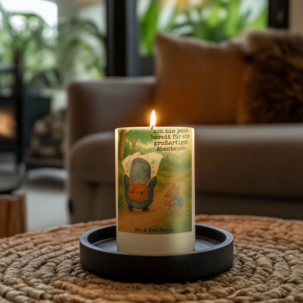 Kerze Pinguin & Maus Wanderer Design Kerze Für Weihnachten, Kerze Mit Namensgravur, Grablicht, Andachtskerze, Kerze Für Ostern, Tafelkerze, Kerze Mit Prägung, Dinnerkerze, Outdoor-Kerze, Kerze Für Geburtstag, Votivkerze, Kerze Für Advent, Teelicht, Duftkerze, Dinnerkerzenpaar, Handgegossene Kerze, Kerze Mit Motiv, Gartenkerze, Stumpenkerzen-Set, Kerze Mit Fotoeinleger, Kerze Für Kommunion, Kerze Mit Spruch, Laternenkerze, Glas-Kerze, Handgemachte Kerze, Gedenkkerze, Kerze Für Firmung, Kerze Für Taufe, Kerze Mit Duft, Kerze Ohne Duft, Bio-Kerze, Trauerkerze, Kerze Mit Gravur, Fair-Trade-Kerze, Stearin­kerze, Stabkerze, Kerze Für Hochzeit, Blockkerze, Stumpenkerze, Sojawachskerze, Streukerze, Metall-Kerze, Kerze, Kerze Als Gastgeschenk, Tischkerze, Grabkerze, Pinguin, Abenteuer, Ausflug, Abenteurer, Wanderlust, wandern, Roadtrip, Pinguine