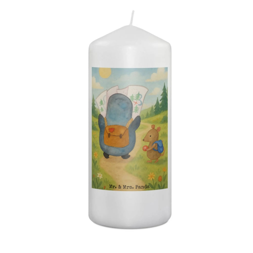 Kerze Pinguin & Maus Wanderer Design Kerze Für Weihnachten, Kerze Mit Namensgravur, Grablicht, Andachtskerze, Kerze Für Ostern, Tafelkerze, Kerze Mit Prägung, Dinnerkerze, Outdoor-Kerze, Kerze Für Geburtstag, Votivkerze, Kerze Für Advent, Teelicht, Duftkerze, Dinnerkerzenpaar, Handgegossene Kerze, Kerze Mit Motiv, Gartenkerze, Stumpenkerzen-Set, Kerze Mit Fotoeinleger, Kerze Für Kommunion, Kerze Mit Spruch, Laternenkerze, Glas-Kerze, Handgemachte Kerze, Gedenkkerze, Kerze Für Firmung, Kerze Für Taufe, Kerze Mit Duft, Kerze Ohne Duft, Bio-Kerze, Trauerkerze, Kerze Mit Gravur, Fair-Trade-Kerze, Stearin­kerze, Stabkerze, Kerze Für Hochzeit, Blockkerze, Stumpenkerze, Sojawachskerze, Streukerze, Metall-Kerze, Kerze, Kerze Als Gastgeschenk, Tischkerze, Grabkerze, Pinguin, Abenteuer, Ausflug, Abenteurer, Wanderlust, wandern, Roadtrip, Pinguine