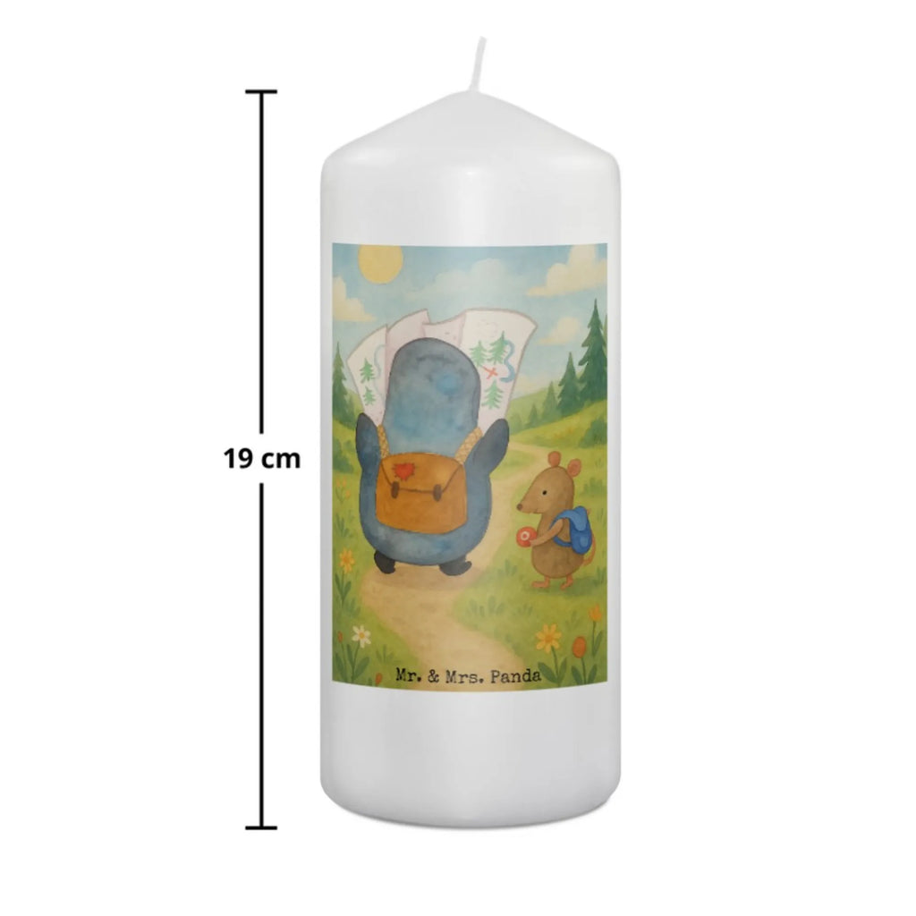 Kerze Pinguin & Maus Wanderer Design Kerze Für Weihnachten, Kerze Mit Namensgravur, Grablicht, Andachtskerze, Kerze Für Ostern, Tafelkerze, Kerze Mit Prägung, Dinnerkerze, Outdoor-Kerze, Kerze Für Geburtstag, Votivkerze, Kerze Für Advent, Teelicht, Duftkerze, Dinnerkerzenpaar, Handgegossene Kerze, Kerze Mit Motiv, Gartenkerze, Stumpenkerzen-Set, Kerze Mit Fotoeinleger, Kerze Für Kommunion, Kerze Mit Spruch, Laternenkerze, Glas-Kerze, Handgemachte Kerze, Gedenkkerze, Kerze Für Firmung, Kerze Für Taufe, Kerze Mit Duft, Kerze Ohne Duft, Bio-Kerze, Trauerkerze, Kerze Mit Gravur, Fair-Trade-Kerze, Stearin­kerze, Stabkerze, Kerze Für Hochzeit, Blockkerze, Stumpenkerze, Sojawachskerze, Streukerze, Metall-Kerze, Kerze, Kerze Als Gastgeschenk, Tischkerze, Grabkerze, Pinguin, Abenteuer, Ausflug, Abenteurer, Wanderlust, wandern, Roadtrip, Pinguine
