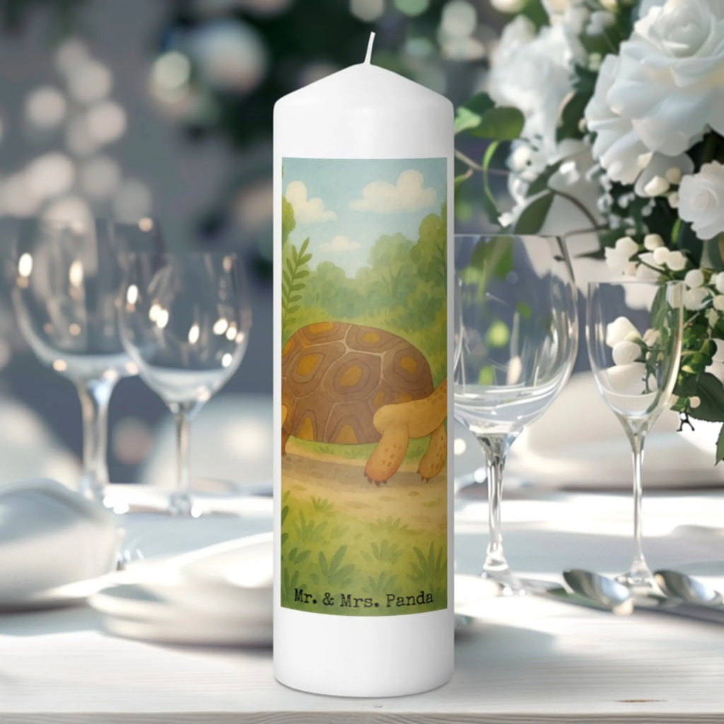 Kerze Schildkröte Marschieren Design Gartenkerze, Kerze Für Geburtstag, Kerze Für Taufe, Metall-Kerze, Outdoor-Kerze, Andachtskerze, Kerze Mit Fotoeinleger, Stearin­kerze, Grabkerze, Kerze Als Gastgeschenk, Trauerkerze, Streukerze, Kerze, Handgemachte Kerze, Bio-Kerze, Kerze Für Hochzeit, Kerze Mit Duft, Sojawachskerze, Fair-Trade-Kerze, Votivkerze, Grablicht, Kerze Für Advent, Stumpenkerzen-Set, Gedenkkerze, Kerze Ohne Duft, Tischkerze, Dinnerkerzenpaar, Duftkerze, Tafelkerze, Stumpenkerze, Laternenkerze, Kerze Für Ostern, Teelicht, Kerze Mit Gravur, Glas-Kerze, Kerze Für Weihnachten, Kerze Mit Spruch, Handgegossene Kerze, Stabkerze, Kerze Mit Motiv, Kerze Für Firmung, Kerze Mit Prägung, Kerze Mit Namensgravur, Blockkerze, Dinnerkerze, Kerze Für Kommunion, Meerestiere, Meer, Urlaub, Schildkröten, Schildkröte, Neustart, Inspiration, Abenteuer, Reiselust, Motivation, get lost, Lieblingsmensch