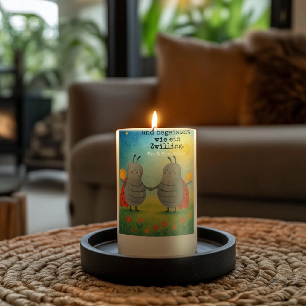 Kerze Sternzeichen Zwilling Design Stearin­kerze, Bio-Kerze, Kerze Mit Motiv, Stabkerze, Kerze Für Weihnachten, Kerze Mit Fotoeinleger, Andachtskerze, Kerze Mit Namensgravur, Kerze Mit Duft, Glas-Kerze, Kerze Mit Gravur, Tafelkerze, Kerze Für Geburtstag, Streukerze, Duftkerze, Kerze Für Advent, Grablicht, Dinnerkerze, Kerze Für Firmung, Blockkerze, Votivkerze, Kerze Für Hochzeit, Kerze Mit Prägung, Kerze Mit Spruch, Kerze Als Gastgeschenk, Sojawachskerze, Kerze, Teelicht, Kerze Für Kommunion, Dinnerkerzenpaar, Kerze Für Ostern, Metall-Kerze, Stumpenkerze, Tischkerze, Laternenkerze, Trauerkerze, Handgegossene Kerze, Kerze Ohne Duft, Fair-Trade-Kerze, Stumpenkerzen-Set, Outdoor-Kerze, Handgemachte Kerze, Kerze Für Taufe, Gartenkerze, Grabkerze, Gedenkkerze, Tierkreiszeichen, Sternzeichen, Horoskop, Astrologie, Aszendent, Geschenk Juni, Geschenk Mai, Zwillingsschwester, Zwillingsbruder, Zwilling Sternzeichen, Glückskäfer, Marienkäfer, Geburtstag Mai, Zwillinge, Zwilling Geschenk