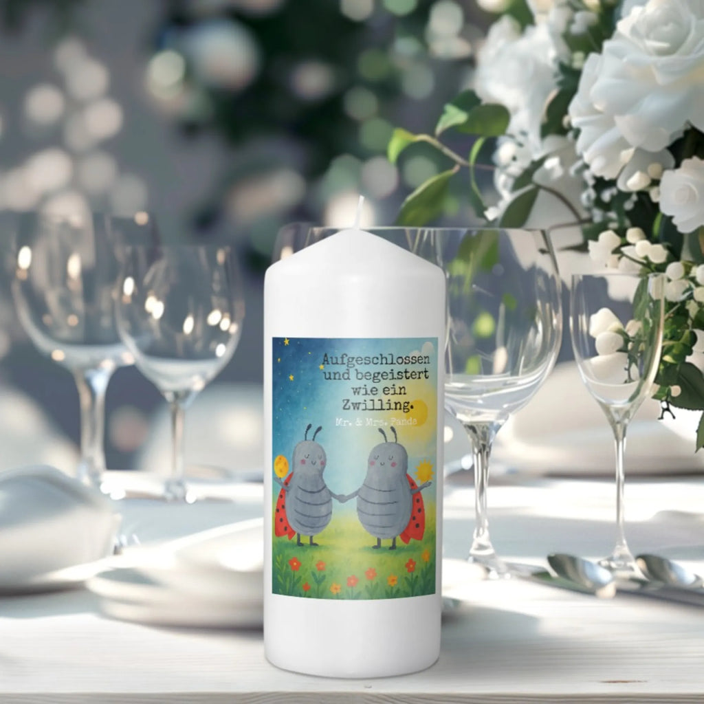 Kerze Sternzeichen Zwilling Design Stearin­kerze, Bio-Kerze, Kerze Mit Motiv, Stabkerze, Kerze Für Weihnachten, Kerze Mit Fotoeinleger, Andachtskerze, Kerze Mit Namensgravur, Kerze Mit Duft, Glas-Kerze, Kerze Mit Gravur, Tafelkerze, Kerze Für Geburtstag, Streukerze, Duftkerze, Kerze Für Advent, Grablicht, Dinnerkerze, Kerze Für Firmung, Blockkerze, Votivkerze, Kerze Für Hochzeit, Kerze Mit Prägung, Kerze Mit Spruch, Kerze Als Gastgeschenk, Sojawachskerze, Kerze, Teelicht, Kerze Für Kommunion, Dinnerkerzenpaar, Kerze Für Ostern, Metall-Kerze, Stumpenkerze, Tischkerze, Laternenkerze, Trauerkerze, Handgegossene Kerze, Kerze Ohne Duft, Fair-Trade-Kerze, Stumpenkerzen-Set, Outdoor-Kerze, Handgemachte Kerze, Kerze Für Taufe, Gartenkerze, Grabkerze, Gedenkkerze, Tierkreiszeichen, Sternzeichen, Horoskop, Astrologie, Aszendent, Geschenk Juni, Geschenk Mai, Zwillingsschwester, Zwillingsbruder, Zwilling Sternzeichen, Glückskäfer, Marienkäfer, Geburtstag Mai, Zwillinge, Zwilling Geschenk