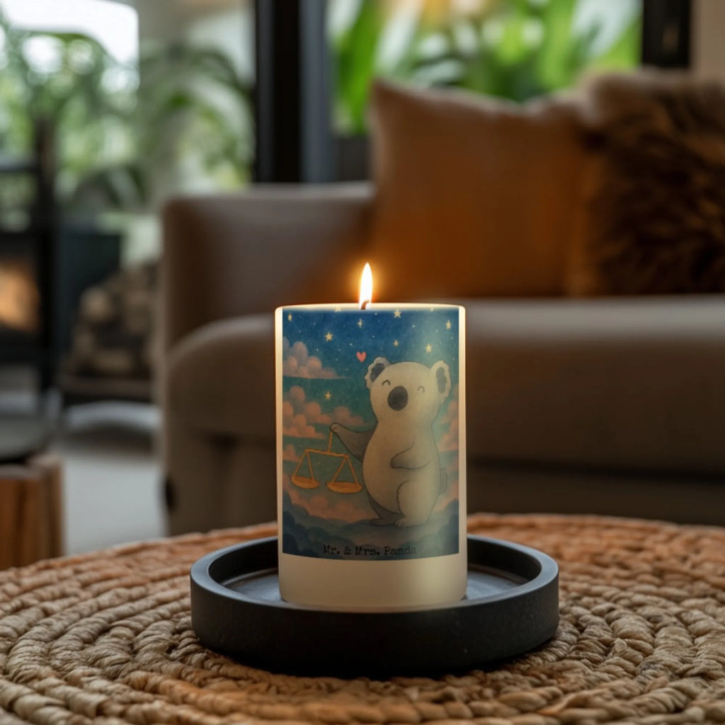 Kerze Waage Astrologie Design Kerze Mit Spruch, Kerze Für Taufe, Teelicht, Kerze Mit Prägung, Gartenkerze, Metall-Kerze, Kerze Als Gastgeschenk, Stumpenkerze, Votivkerze, Andachtskerze, Gedenkkerze, Laternenkerze, Dinnerkerzenpaar, Duftkerze, Tischkerze, Kerze Mit Fotoeinleger, Kerze Mit Motiv, Kerze Für Firmung, Streukerze, Sojawachskerze, Bio-Kerze, Kerze Mit Duft, Fair-Trade-Kerze, Stearin­kerze, Kerze Für Ostern, Dinnerkerze, Handgegossene Kerze, Grabkerze, Stabkerze, Trauerkerze, Glas-Kerze, Stumpenkerzen-Set, Kerze Mit Gravur, Tafelkerze, Handgemachte Kerze, Kerze Für Weihnachten, Kerze Für Advent, Kerze Mit Namensgravur, Kerze, Kerze Ohne Duft, Kerze Für Hochzeit, Kerze Für Kommunion, Blockkerze, Grablicht, Kerze Für Geburtstag, Outdoor-Kerze, Tierkreiszeichen, Sternzeichen, Horoskop, Astrologie, Aszendent, Geburtstagsgeschenk, Geschenk, Waage, Geschenk zum Geburtstag