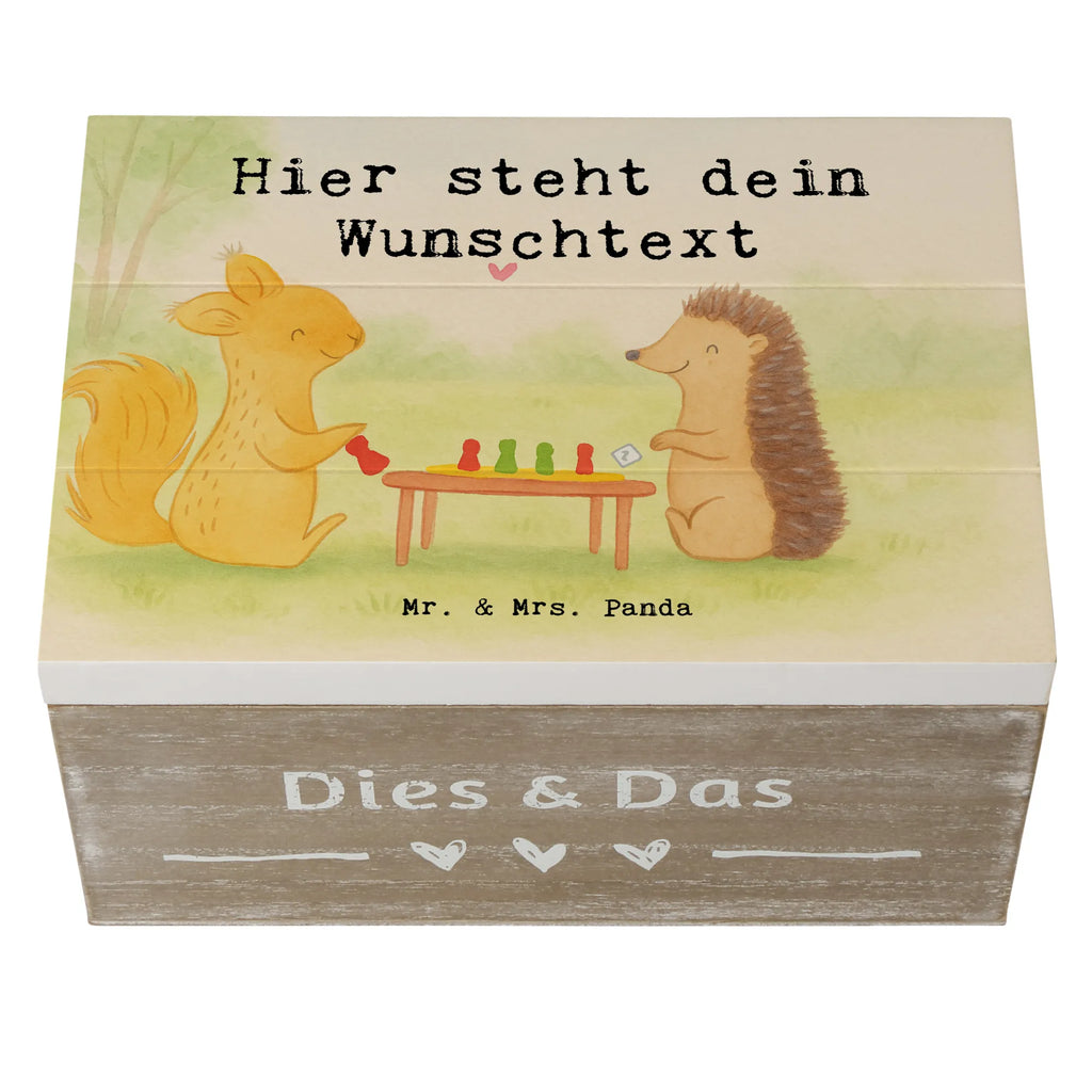 Personalisierte Holzkiste Eichhörnchen Gesellschaftsspiele Design Schatulle mit Namen, mit Namen, Erinnerungskiste Personalisiert, Aufbewahrungsbox Personalisiert, Schatzkiste Personalisiert, Kiste mit Namen, Erinnerungsbox mit Namen, Erinnerungsbox Personalisiert, Holzkiste mit Namen, Erinnerungskiste, Dekokiste mit Namen, Dekokiste Personalisiert, Schatzkiste mit Namen, Aufbewahrungsbox mit Namen, Truhe mit Namen, Geschenkbox personalisiert, Schatulle Personalisiert, Kiste Personalisiert, Holzkiste Personalisiert, Truhe Personalisiert, GEschenkdose personalisiert, Geschenk, Sport, Sportart, Hobby, Schenken, Danke, Dankeschön, Auszeichnung, Gewinn, Sportler, Gesellschaftsspiele, Spielen, Spieleabend